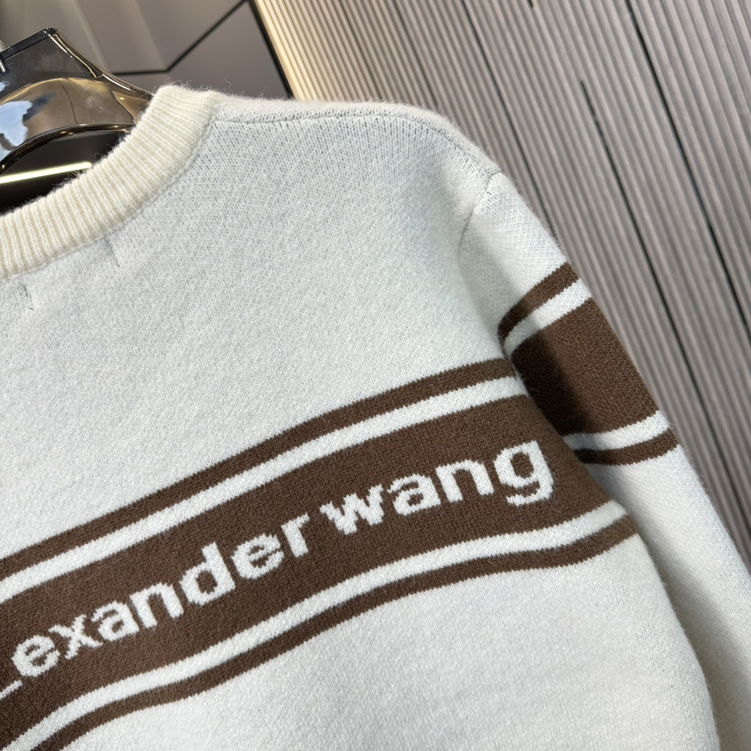 High-Quality Customized Knitwear by DB: Wang Sweater with Lettered Towel and Round Collar. - 图片 9