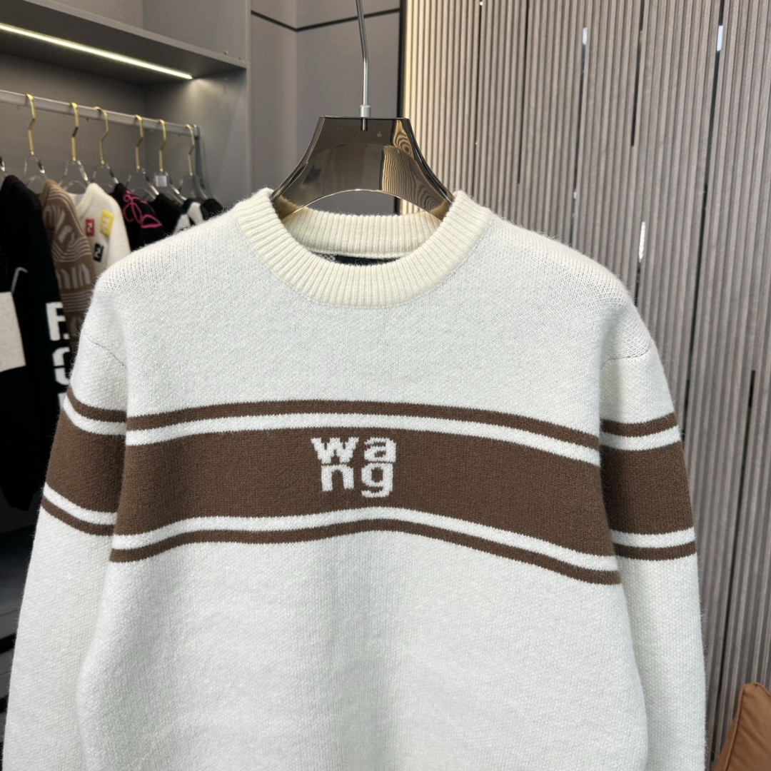 High-Quality Customized Knitwear by DB: Wang Sweater with Lettered Towel and Round Collar. - 图片 3
