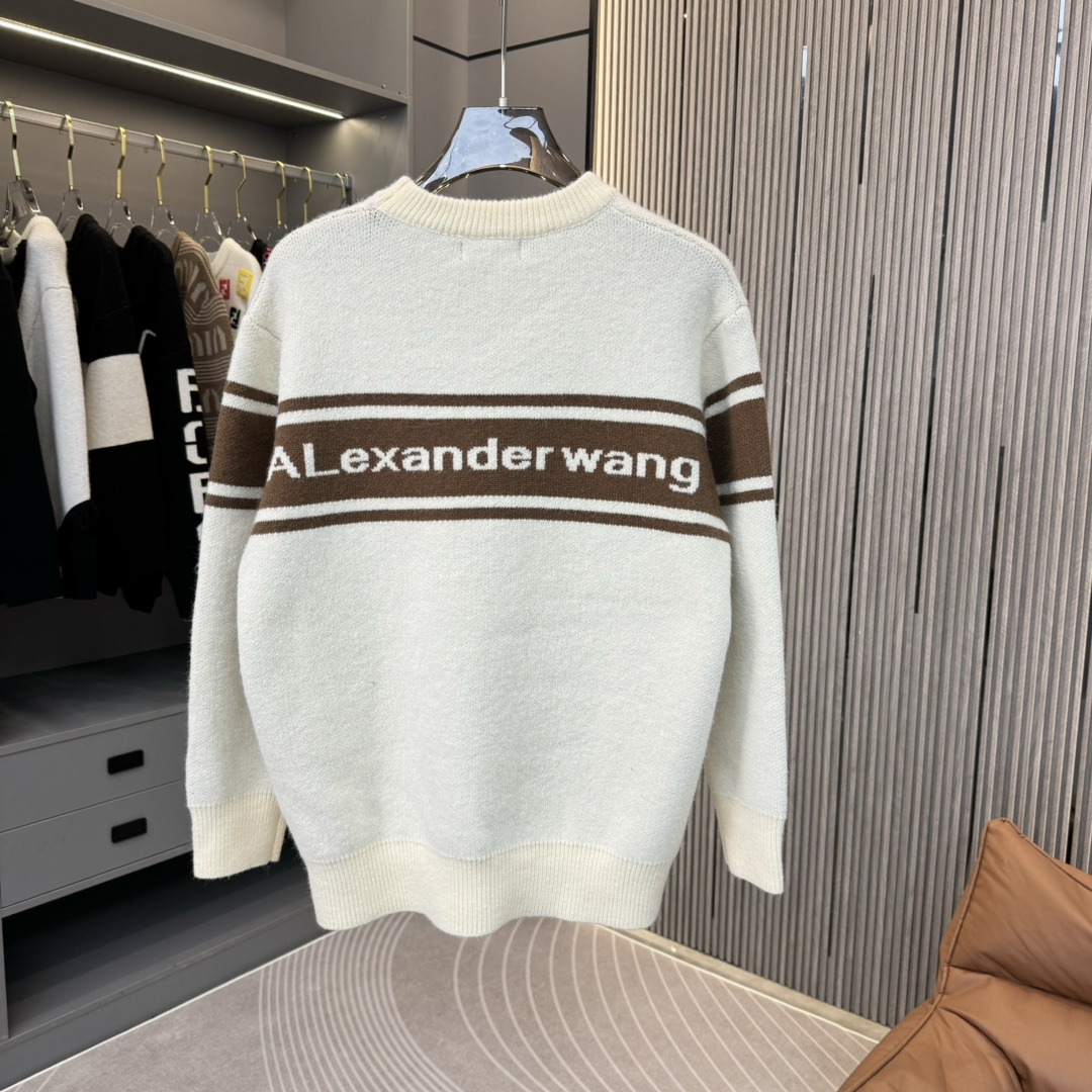 High-Quality Customized Knitwear by DB: Wang Sweater with Lettered Towel and Round Collar. - 图片 2