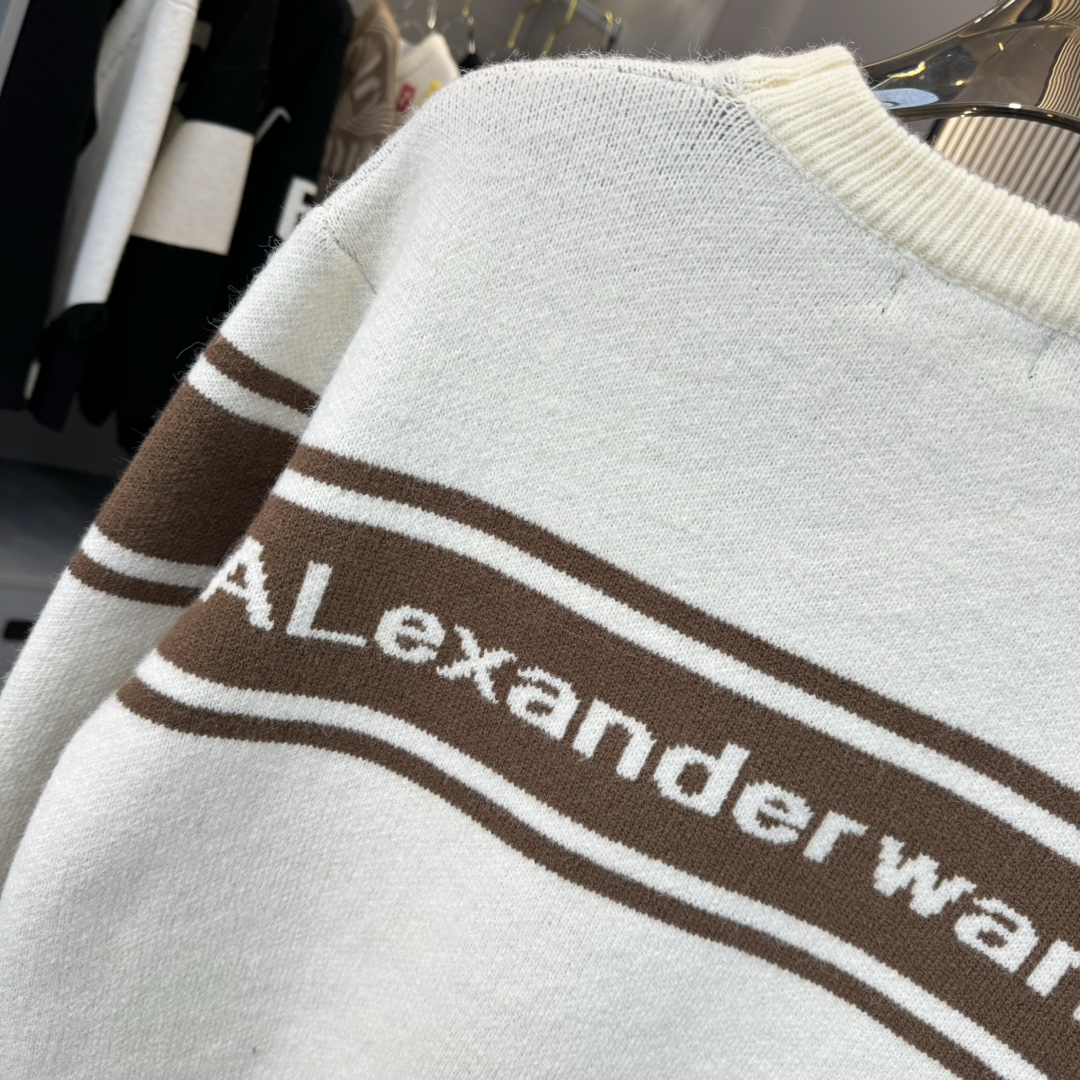 High-Quality Customized Knitwear by DB: Wang Sweater with Lettered Towel and Round Collar. - 图片 8