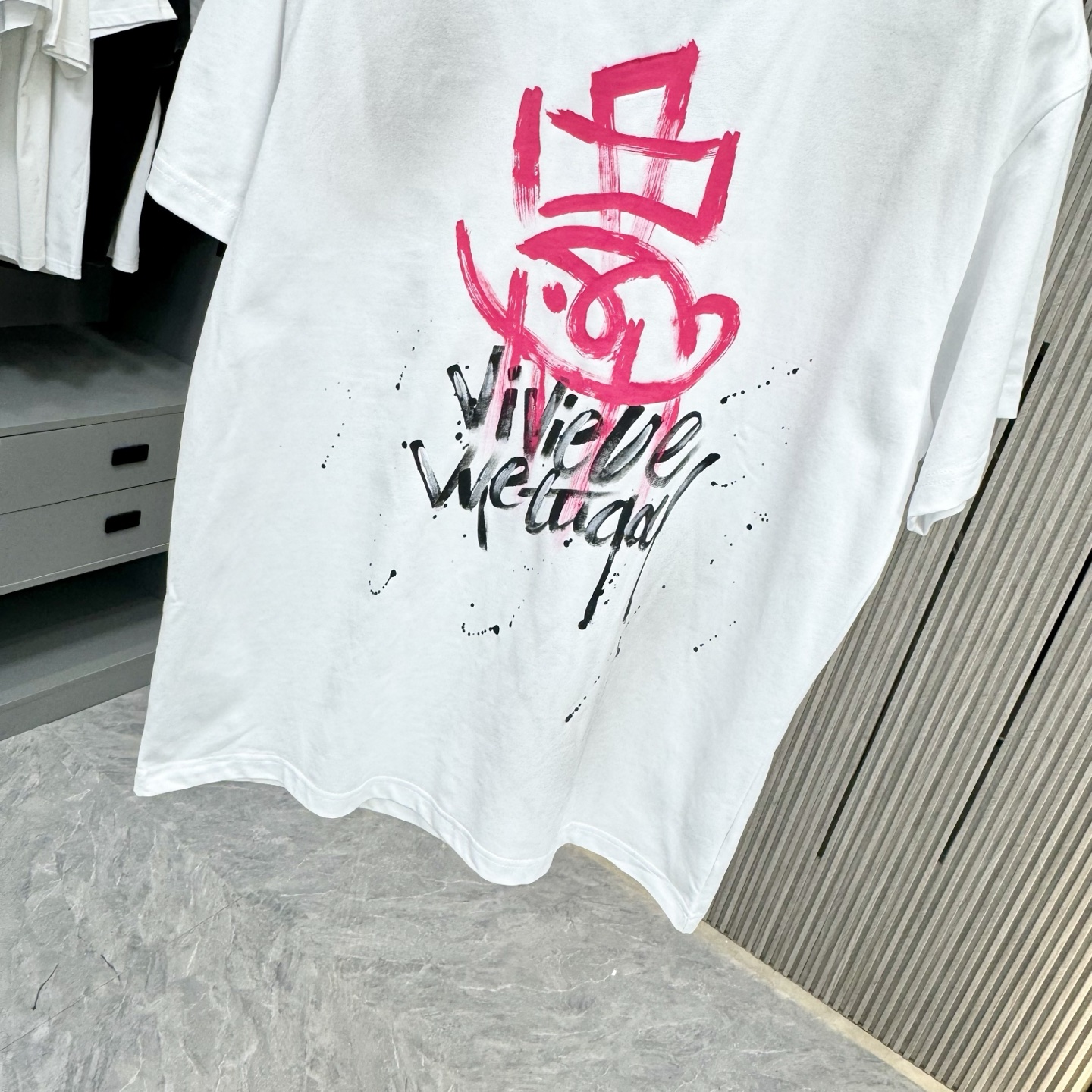 “Queen of the West T-shirt: 320G Cotton, Dry Clean Only, Multiple Sizes & Colors” - 图片 9