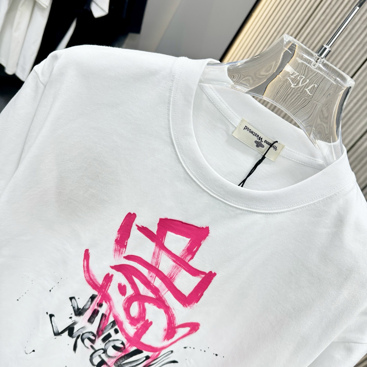 “Queen of the West T-shirt: 320G Cotton, Dry Clean Only, Multiple Sizes & Colors” - 图片 5