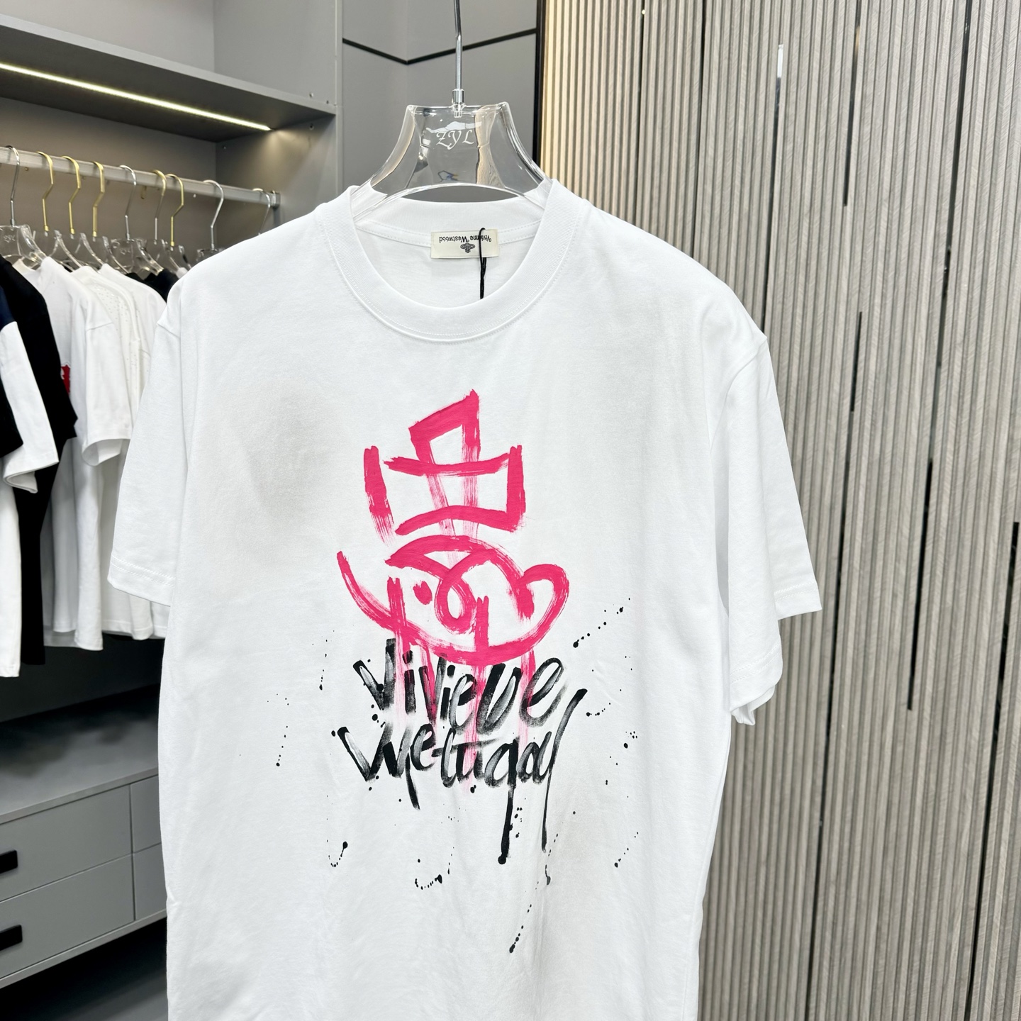 “Queen of the West T-shirt: 320G Cotton, Dry Clean Only, Multiple Sizes & Colors” - 图片 3
