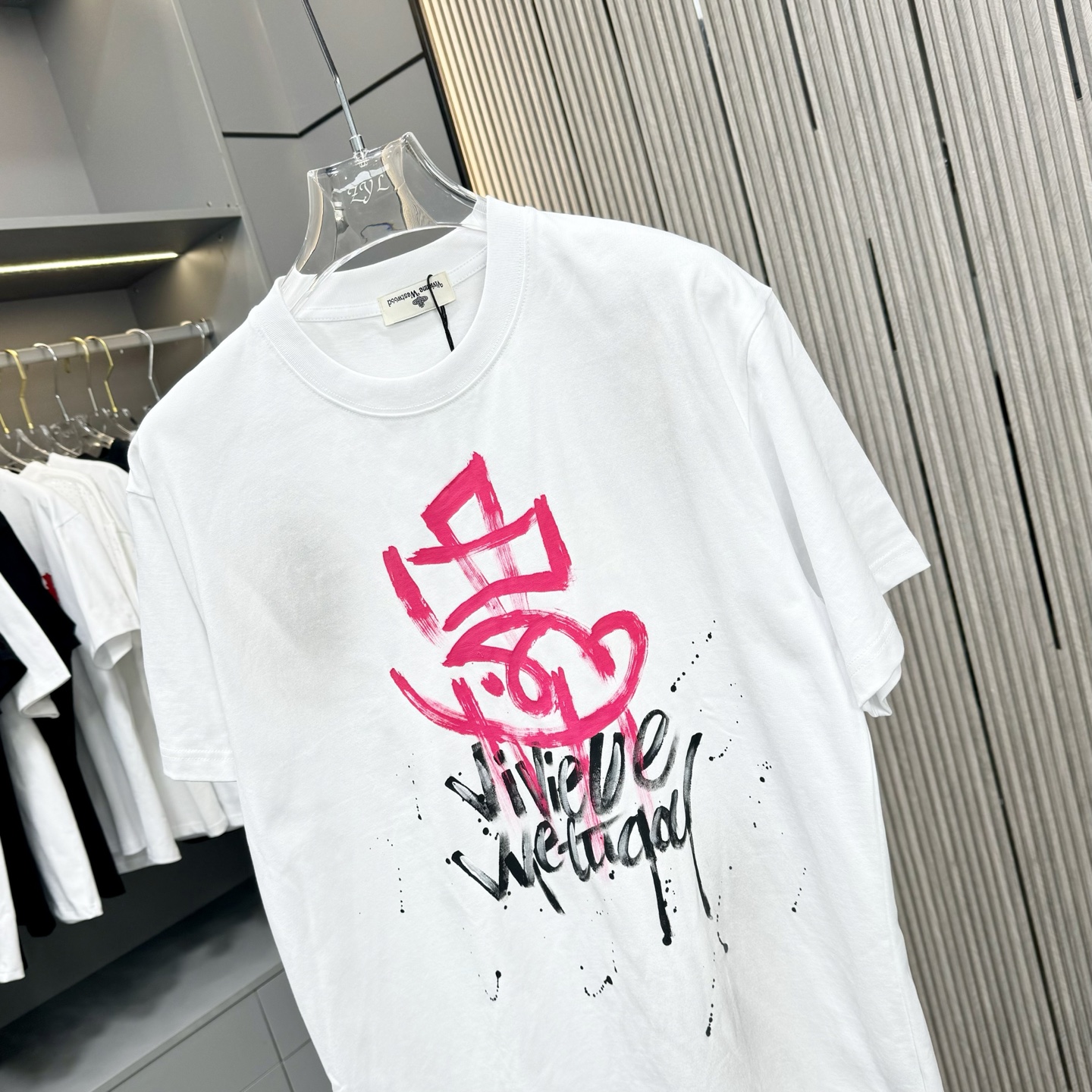 “Queen of the West T-shirt: 320G Cotton, Dry Clean Only, Multiple Sizes & Colors” - 图片 4