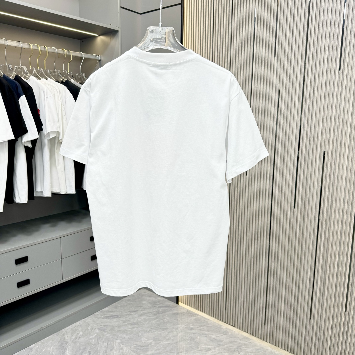 “Queen of the West T-shirt: 320G Cotton, Dry Clean Only, Multiple Sizes & Colors” - 图片 2