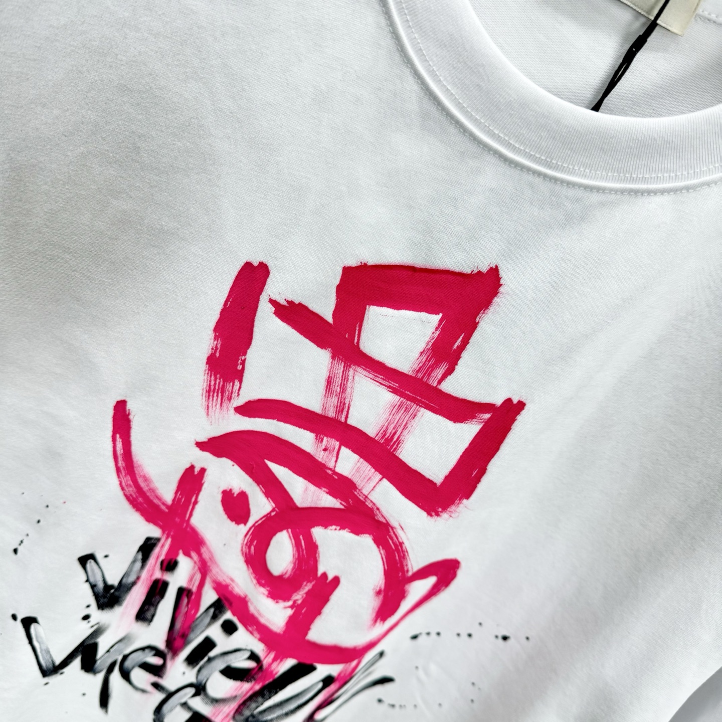 “Queen of the West T-shirt: 320G Cotton, Dry Clean Only, Multiple Sizes & Colors” - 图片 7