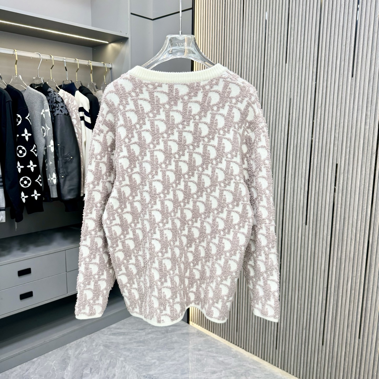 🅿️240
Dior 迪奥 25FW拉链毛衣
面料选用顶级羊绒纱线,秋冬新款Oblique提花针织羊绒毛衣采用双面可穿设计,精选优质羊绒材质打造。经过精细编织工艺处理,呈现出柔软舒适的触感与卓越的保暖性能。标志性的Oblique老花提花图案通过精密针织工艺完美呈现,正反两面均可穿着,展现不同风格魅力。圆领设计简洁大方,适合多种搭配场合。精湛的针织工艺确保衣物不易变形,保持持久挺括。双面穿着的设计理念体现了lv对实用性与时尚感的完美平衡。每件毛衣都经过严格质检,确保品质达到品牌一贯的高标准。这款兼具保暖性与时尚感的针织单品,是秋冬衣橱的精致之选。
颜色:图片色
码数:S-XL