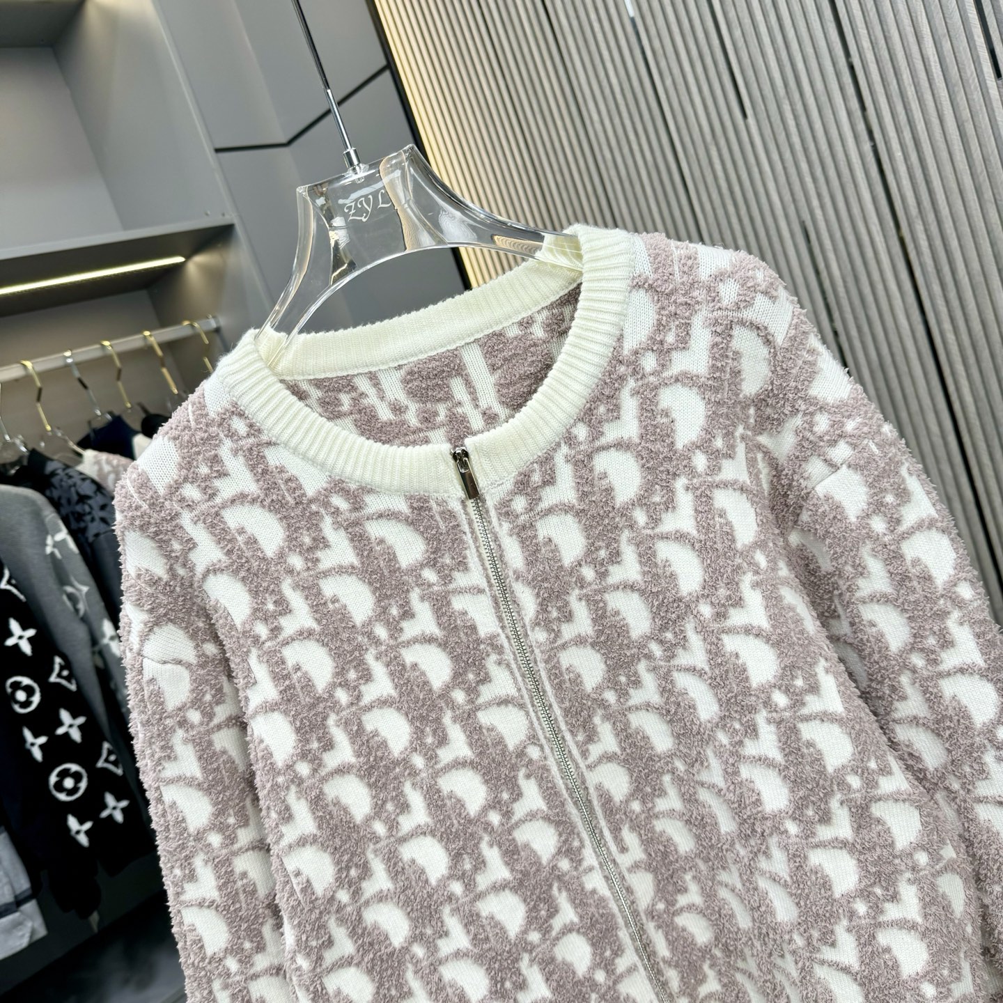 🅿️240
Dior 迪奥 25FW拉链毛衣
面料选用顶级羊绒纱线,秋冬新款Oblique提花针织羊绒毛衣采用双面可穿设计,精选优质羊绒材质打造。经过精细编织工艺处理,呈现出柔软舒适的触感与卓越的保暖性能。标志性的Oblique老花提花图案通过精密针织工艺完美呈现,正反两面均可穿着,展现不同风格魅力。圆领设计简洁大方,适合多种搭配场合。精湛的针织工艺确保衣物不易变形,保持持久挺括。双面穿着的设计理念体现了lv对实用性与时尚感的完美平衡。每件毛衣都经过严格质检,确保品质达到品牌一贯的高标准。这款兼具保暖性与时尚感的针织单品,是秋冬衣橱的精致之选。
颜色:图片色
码数:S-XL