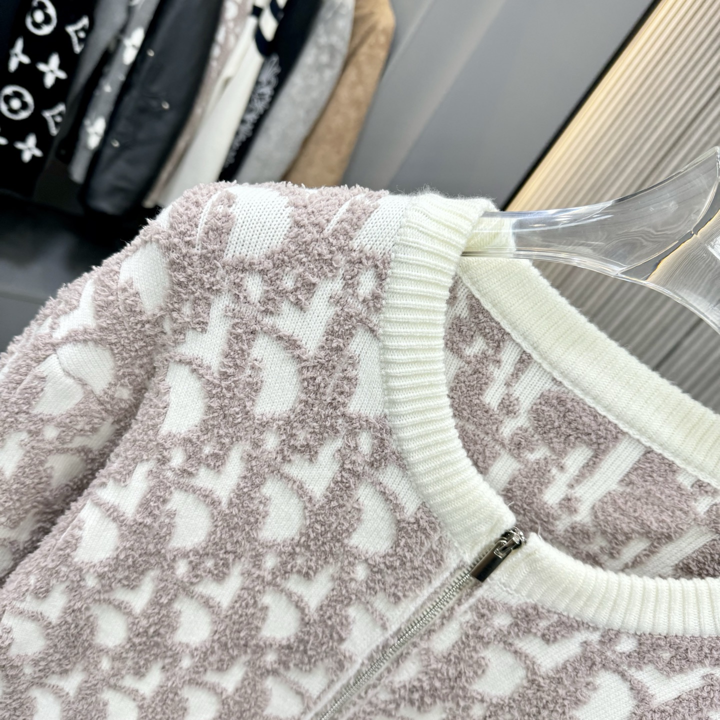 🅿️240
Dior 迪奥 25FW拉链毛衣
面料选用顶级羊绒纱线,秋冬新款Oblique提花针织羊绒毛衣采用双面可穿设计,精选优质羊绒材质打造。经过精细编织工艺处理,呈现出柔软舒适的触感与卓越的保暖性能。标志性的Oblique老花提花图案通过精密针织工艺完美呈现,正反两面均可穿着,展现不同风格魅力。圆领设计简洁大方,适合多种搭配场合。精湛的针织工艺确保衣物不易变形,保持持久挺括。双面穿着的设计理念体现了lv对实用性与时尚感的完美平衡。每件毛衣都经过严格质检,确保品质达到品牌一贯的高标准。这款兼具保暖性与时尚感的针织单品,是秋冬衣橱的精致之选。
颜色:图片色
码数:S-XL