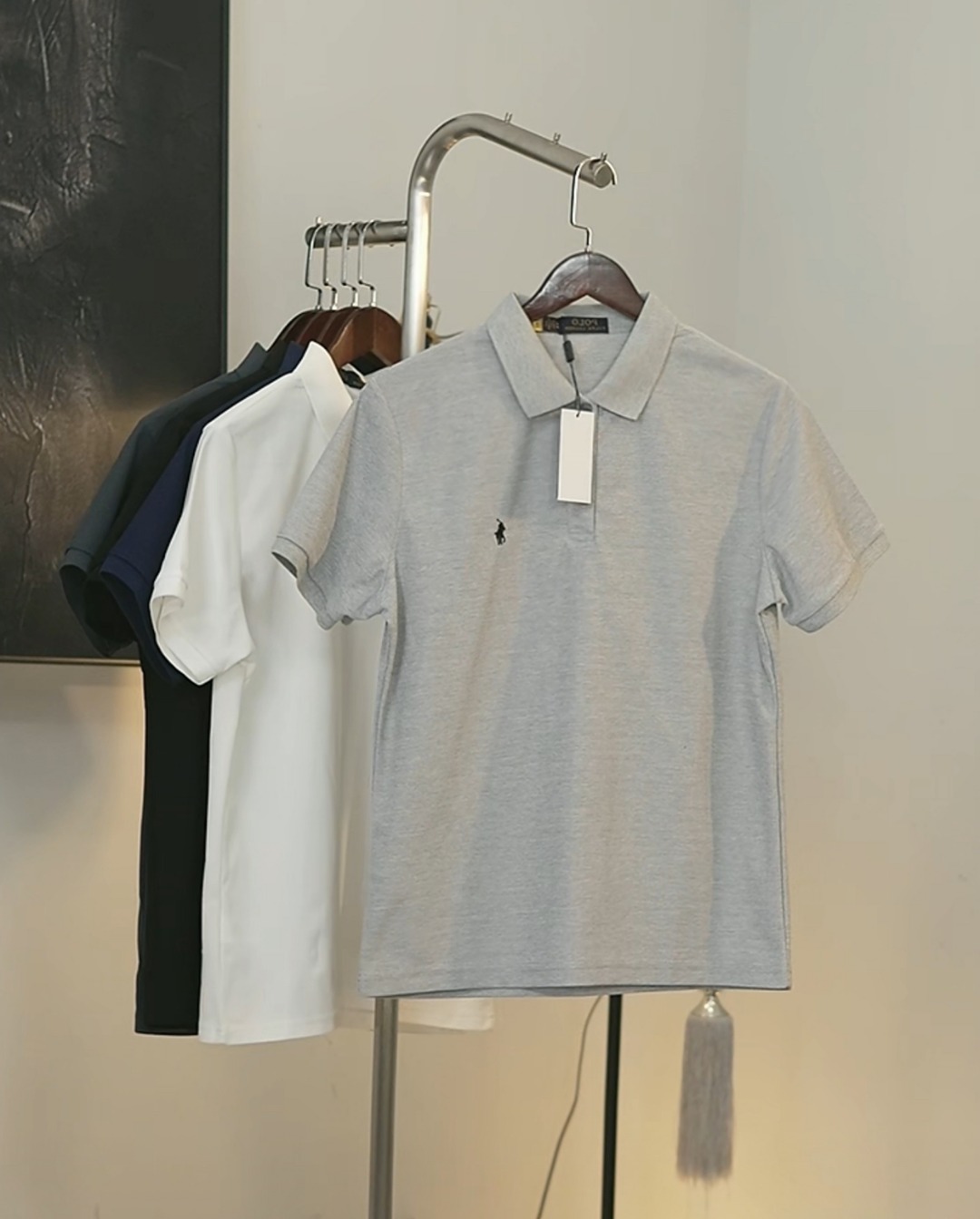 供货价:90💰『免税特供篇』旗舰店在售,热销推选,原包装➕原吊牌
Polo Ralph Lauren | 拉夫劳伦男装 经典款修身弹力短袖Polo衫
自1972年起POLO衫就是美式风格的代表,几十年来Polo Ralph Lauren通过改变颜色和版型,重新演绎其经典的风格,而且质量和对细节的关注仍保持不变
这款POLO衫略带弹性,既修身又能确保活动自如
介于经典 版型与修身版型之间的修身廓形,衣衫凸显二头肌
罗纹领纽扣式门襟,对称开衩下摆
胸前左侧饰有标志性小马刺绣
面料主要成分是棉,亲肤柔软上身舒适性强