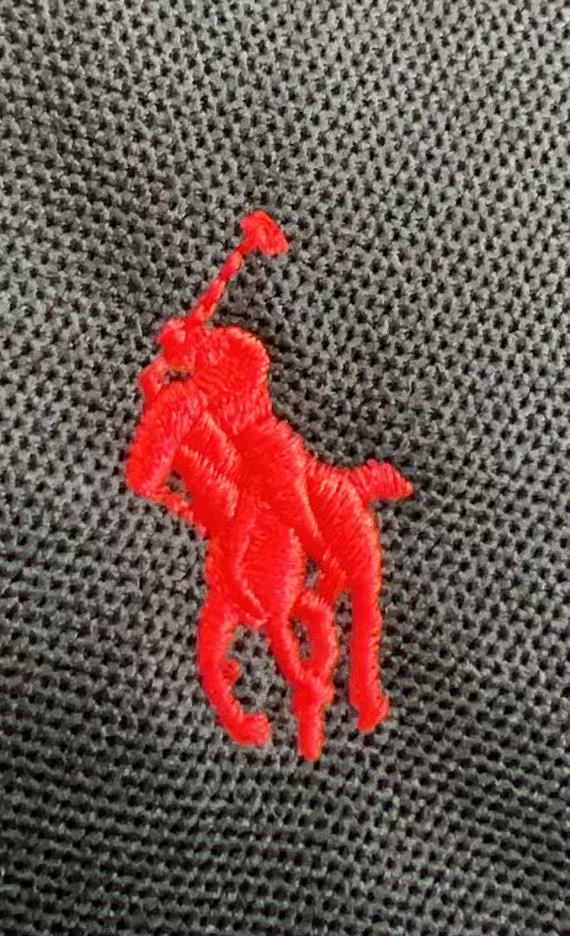 供货价:90💰『免税特供篇』旗舰店在售,热销推选,原包装➕原吊牌
Polo Ralph Lauren | 拉夫劳伦男装 经典款修身弹力短袖Polo衫
自1972年起POLO衫就是美式风格的代表,几十年来Polo Ralph Lauren通过改变颜色和版型,重新演绎其经典的风格,而且质量和对细节的关注仍保持不变
这款POLO衫略带弹性,既修身又能确保活动自如
介于经典 版型与修身版型之间的修身廓形,衣衫凸显二头肌
罗纹领纽扣式门襟,对称开衩下摆
胸前左侧饰有标志性小马刺绣
面料主要成分是棉,亲肤柔软上身舒适性强