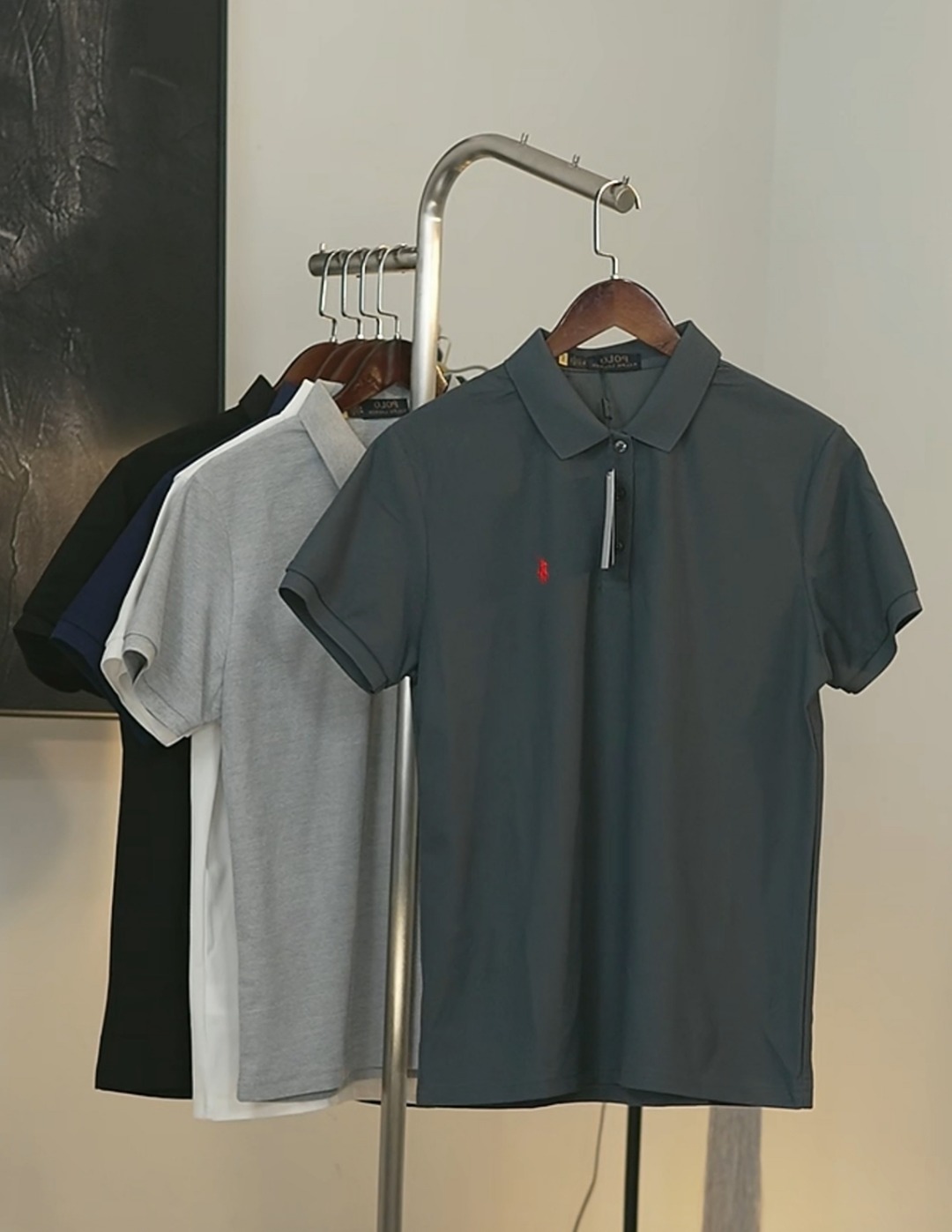 供货价:90💰『免税特供篇』旗舰店在售,热销推选,原包装➕原吊牌
Polo Ralph Lauren | 拉夫劳伦男装 经典款修身弹力短袖Polo衫
自1972年起POLO衫就是美式风格的代表,几十年来Polo Ralph Lauren通过改变颜色和版型,重新演绎其经典的风格,而且质量和对细节的关注仍保持不变
这款POLO衫略带弹性,既修身又能确保活动自如
介于经典 版型与修身版型之间的修身廓形,衣衫凸显二头肌
罗纹领纽扣式门襟,对称开衩下摆
胸前左侧饰有标志性小马刺绣
面料主要成分是棉,亲肤柔软上身舒适性强