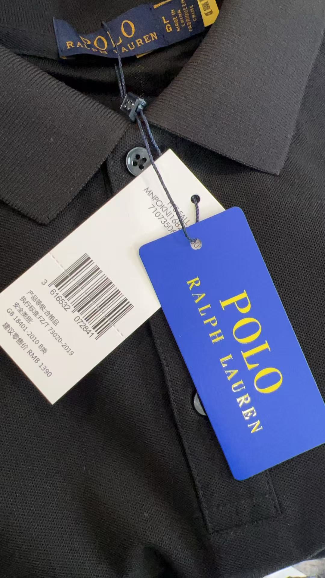 供货价:90💰『免税特供篇』旗舰店在售,热销推选,原包装➕原吊牌
Polo Ralph Lauren | 拉夫劳伦男装 经典款修身弹力短袖Polo衫
自1972年起POLO衫就是美式风格的代表,几十年来Polo Ralph Lauren通过改变颜色和版型,重新演绎其经典的风格,而且质量和对细节的关注仍保持不变
这款POLO衫略带弹性,既修身又能确保活动自如
介于经典 版型与修身版型之间的修身廓形,衣衫凸显二头肌
罗纹领纽扣式门襟,对称开衩下摆
胸前左侧饰有标志性小马刺绣
面料主要成分是棉,亲肤柔软上身舒适性强