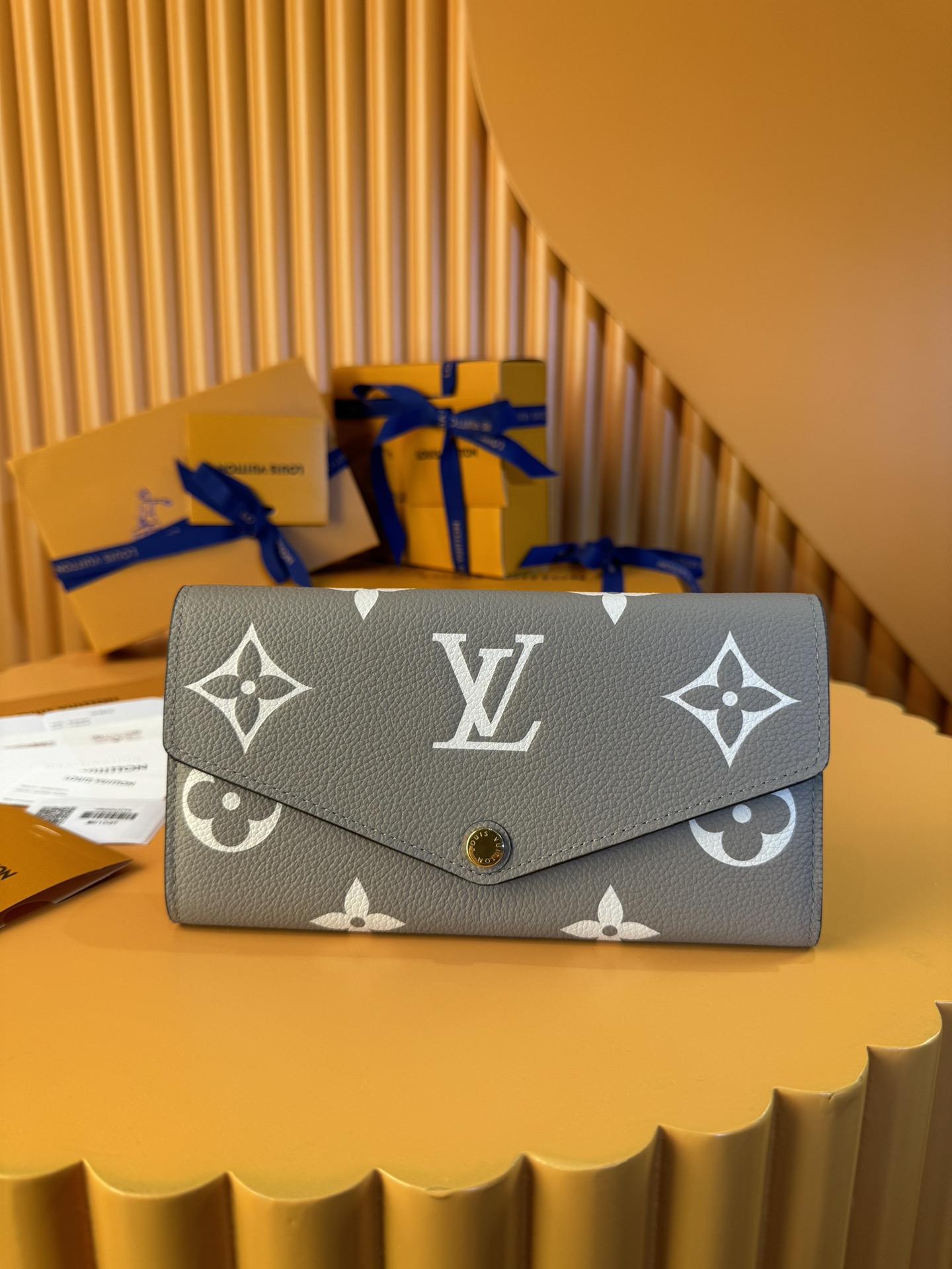 NO:741120,M81049 [MB Premium Transcoding Chip] This classic Louis Vuitton Sarah wallet is redesigned in a two-tone Monogram printed leather version and engraved with the iconic Monogram pattern. Equipped with a gold button closure, the envelope-style fold reveals a well-organized interior that includes two large compartments, multiple pockets and 16 card slots. 19 x 10.5 x 2cm, LV wallet, louis vuitton, louis vuitton, wallets19860909M81049 [MB特級變碼芯片] 这款经典的Louis Vuitton Sarah钱包以双色Monogram印花皮革版重新设计,并以标志性的 Monogram图案进行雕刻.配有金色按键扣,信封式的折叠显示了一个组织良好的内部,包括两个大的隔间,多个口袋和16个卡槽.19 x 10.5 x 2cm,LV钱包,louis vuitton,louis vuitton,wallets,欧美剧
