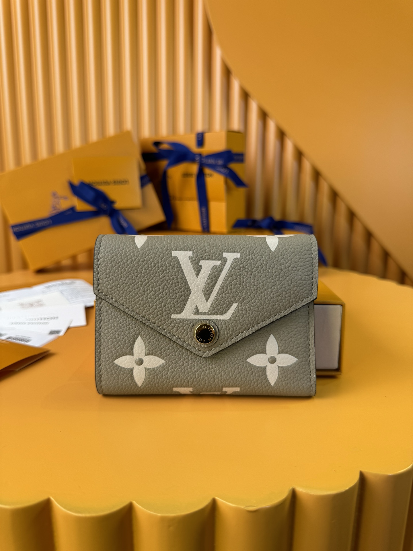 NO:673852,M81861 [MB Premium Transcoding Chip] This Victorine wallet is made of soft Monogram Empreinte grained cow leather embossed with the classic Monogram pattern, with a two-color design to highlight the exquisite texture. The compact configuration hides ample space for storing banknotes, coins and cards. 12x9.5x1.5cm, LV wallet, louis vuitton, wallets, cowhide19860909M81861 [MB特级變碼芯片] 此款 Victorine 钱夹为柔软的Monogram Empreinte 粒面牛皮革压印经典Monogram图案,以双色设计烘托精致质感.小巧构型暗藏充裕空间,可收纳钞票、硬币和卡片.12x9.5x1.5cm,LV钱包,louis vuitton,wallets,cowhide,欧美剧