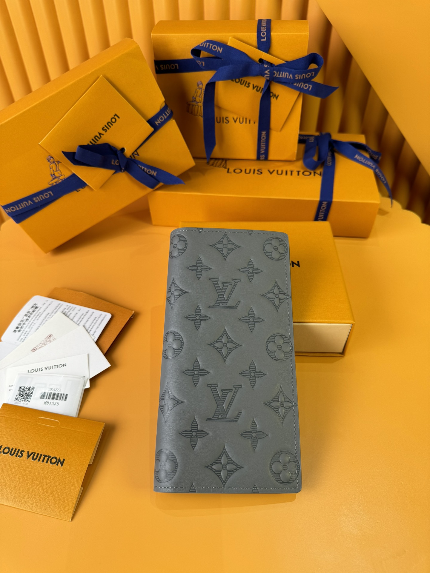 NO:673627,M81335 'Special Duty Free' [Official special edition·First-class material·All-steel hardware·French chips·Full set of packaging] This Brazza wallet is made of Monogram Shadow leather to stretch its toughness. The soft cow leather is embossed with Louis Vuitton's iconic Monogram pattern. The compartments, coin pockets and card compartments can accommodate banknotes and receipts. 10 x 19 x 2 cm, LV wallet, louis vuitton, louis vuitton, wallets, cowhide19860909M81335 《特級免稅》[官方专版·一級材料·全鋼五金·法国芯片·全套包裝］ 本款 Brazza钱夹以Monogram Shadow皮革舒展硬朗气息.舒柔牛皮革压印路易威登标志性Monogram图案,隔层、零钱袋和卡片夹层可容纳纸钞和票据.10 x 19 x 2 cm,LV钱包,louis vuitton,louis vuitton,wallets,cowhide,欧美剧