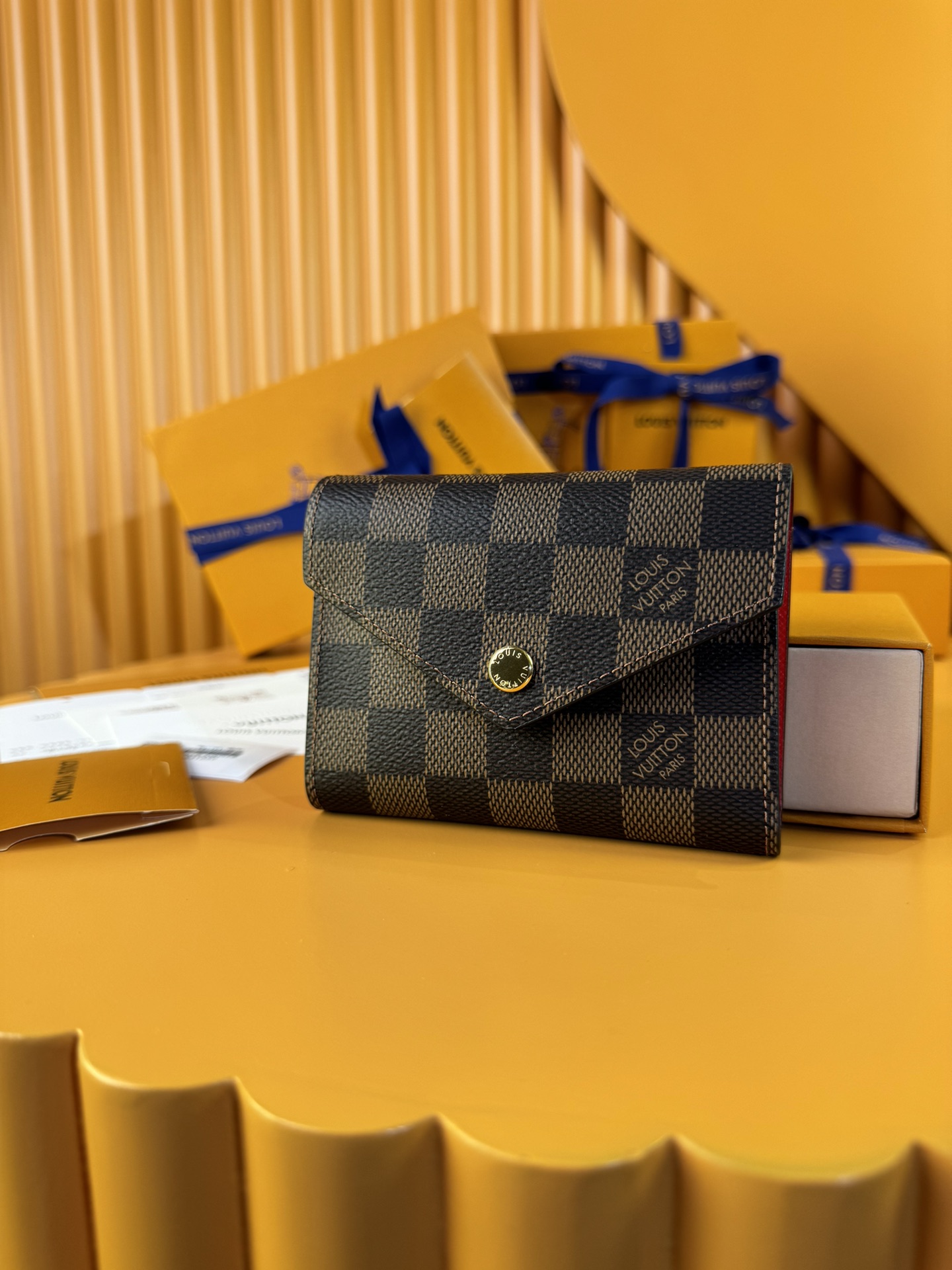 NO:674527,N41659 'Special Duty Free' [Official special edition·First-class material·All-steel hardware·French chip·Full package] This Victorine wallet is made of Damier Ebene coated canvas, with a sophisticated envelope-style opening function design that can accommodate banknotes and cards, and is equipped with a side zipper coin pocket. 12x9.5x2.5cm, LV wallet, louis vuitton, wallets19860909N41659 《特級免稅》[官方专版·一級材料·全鋼五金·法国芯片·全套包裝］本款Victorine 钱夹取材Damier Ebene涂层帆布,以精巧信封式构型开启功能设计,可容纳纸钞和卡片,搭配侧面拉链零钱袋.12x9.5x2.5cm,LV钱包,louis vuitton,wallets,欧美剧