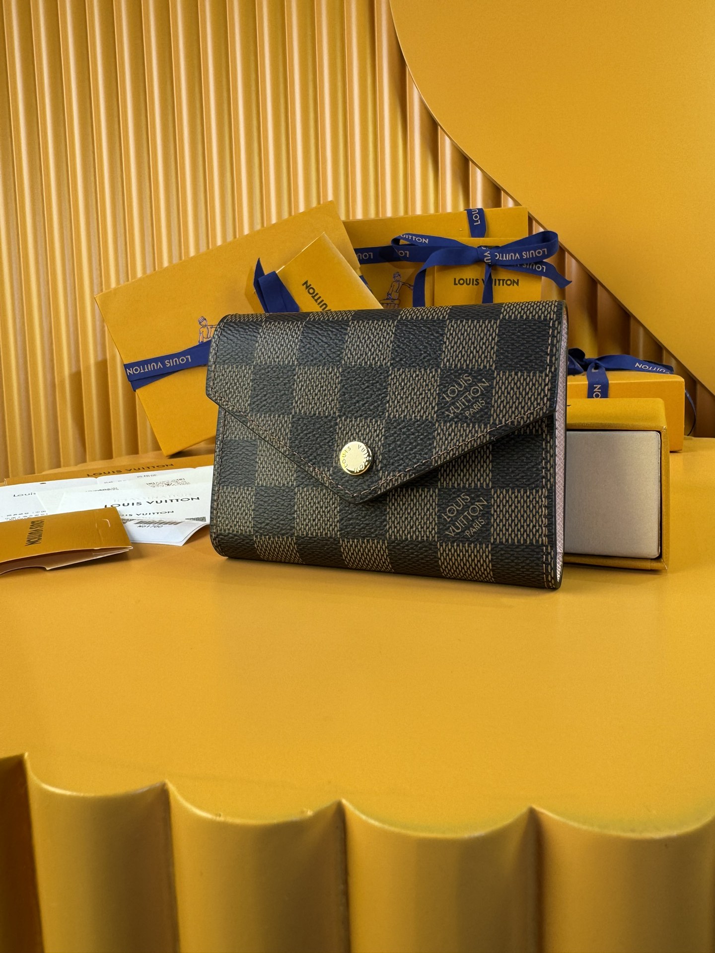 NO:674638,N61700 'Special Duty Free' [Official special edition·First-class material·All-steel hardware·French chip·Full set of packaging] This Victorine wallet is made of Damier Ebene coated canvas, with a sophisticated envelope-style opening function design, which can accommodate banknotes and cards, and is equipped with a side zipper coin pocket. 12x9.5x2.5cm, LV wallet, louis vuitton, wallets19860909N61700 《特級免稅》[官方专版·一級材料·全鋼五金·法国芯片·全套包裝］本款Victorine 钱夹取材Damier Ebene涂层帆布,以精巧信封式构型开启功能设计,可容纳纸钞和卡片,搭配侧面拉链零钱袋.12x9.5x2.5cm,LV钱包,louis vuitton,wallets,欧美剧