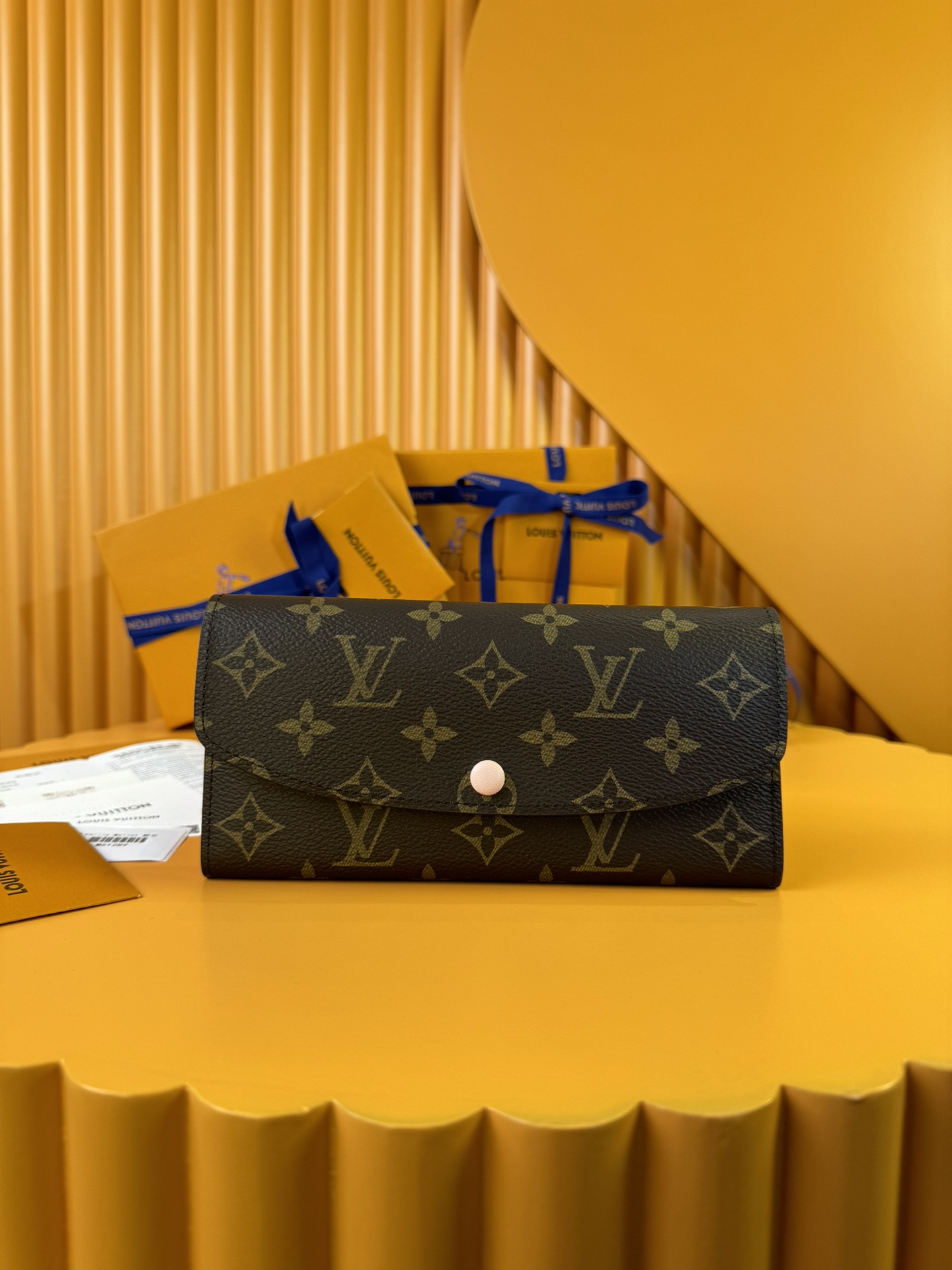 NO:674497,M61289 Pink Bean 'Special Duty Free' [Official special edition·First class material·All steel hardware·French chip·Full set of packaging] Functionally practical and gorgeously designed wallet made of soft canvas, lined with brightly colored lining, extremely elegant. The multi-pocket design and eye-catching shape give it an irresistible charm. 19x10x2cm, LV wallet, louis vuitton, wallets19860909M61289粉豆 《特級免稅》[官方专版·一級材料·全鋼五金·法国芯片·全套包裝］功能实用且设计华美的 钱夹采用柔软的帆布制成,衬以颜色鲜艳的内衬,气质极为优雅. 多袋式设计和引人注目的造型赋予其无法抗拒的迷人魅力.19x10x2cm,LV钱包,louis vuitton,wallets,欧美剧