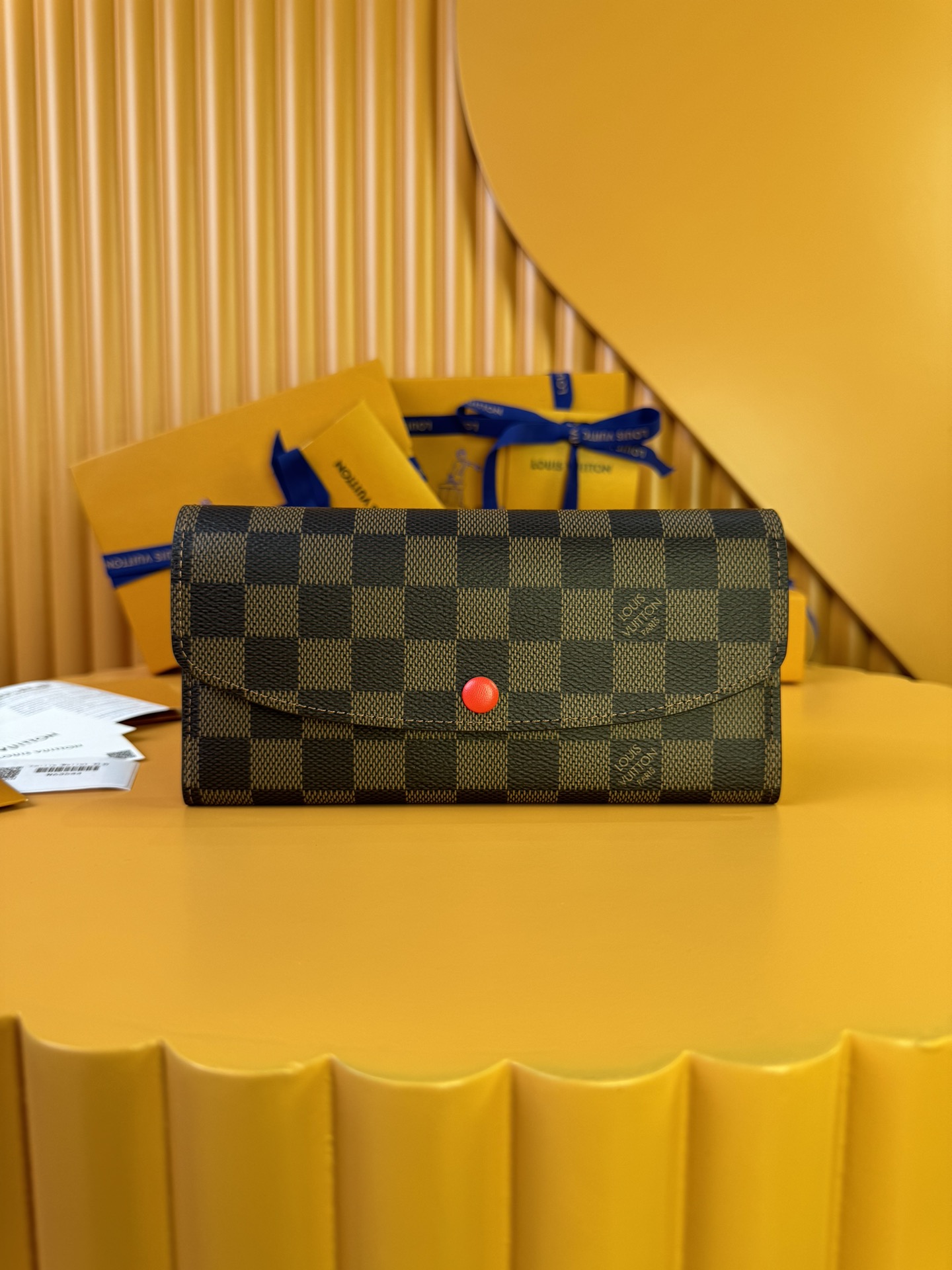 NO:674507,N63544 Red Bean 'Special Duty Free' [Official Special Edition·First Class Material·All Steel Hardware·French Chip·Full Package] This elegant Emilie wallet proves that style and function are perfectly compatible. Dressed in soft fabric Damier Ebène, it reveals a high-color lining. Its multiple pockets and attractive design make it irresistible. 19x10x2cm, LV wallet, louis vuitton, wallets19860909N63544紅豆 《特級免稅》[官方专版·一級材料·全鋼五金·法国芯片·全套包裝］这款优雅的Emilie钱包证明了风格和功能完美兼容.穿着柔软的面料Damier Ebène,它揭示了高颜色的内衬.它的多个口袋和吸引人的设计使它无法抗拒.19x10x2cm,LV钱包,louis vuitton,wallets,欧美剧