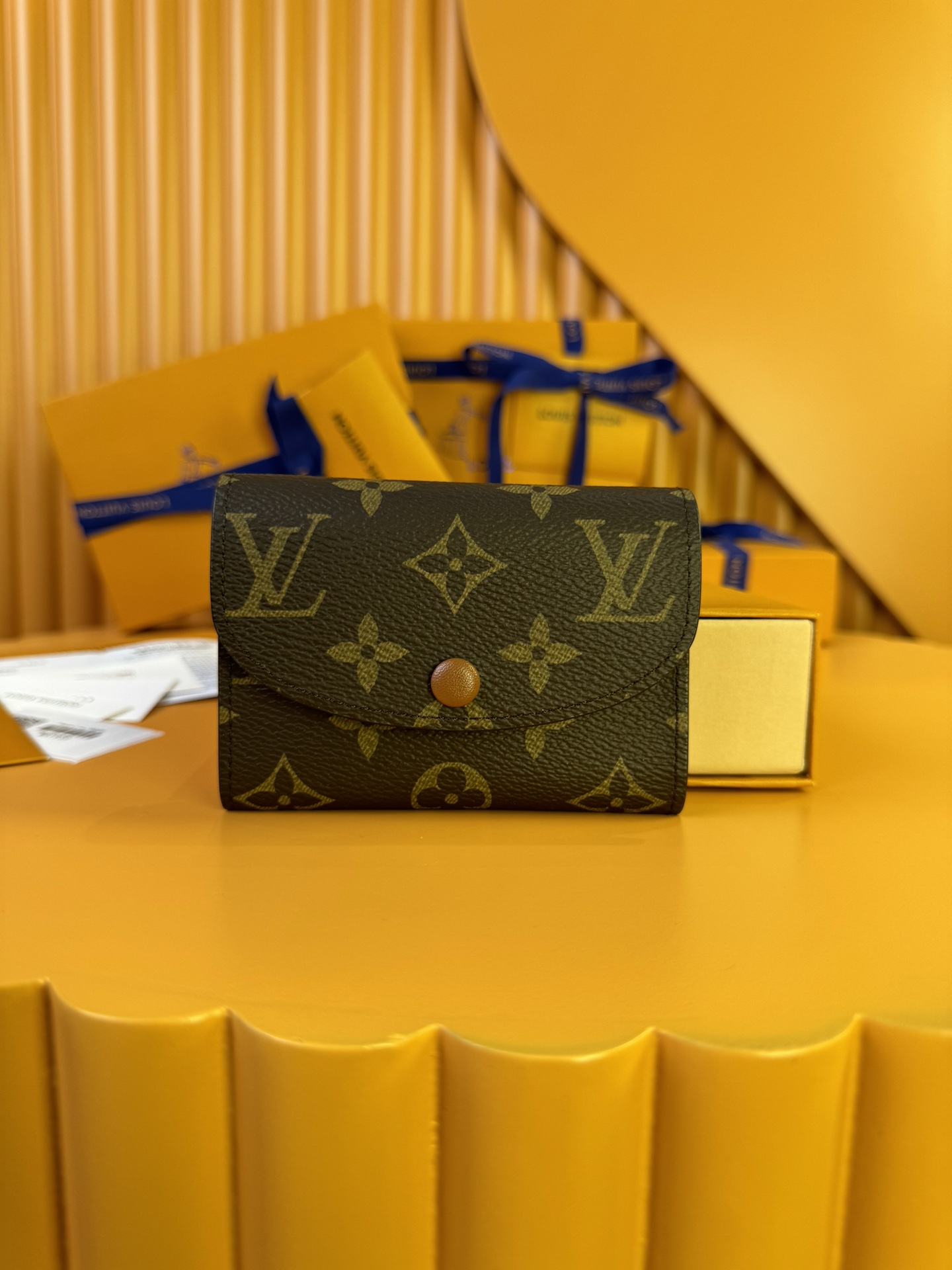 NO:674640,M41939 brown beans 'Special Duty Free' [Official special edition·First-class material·All-steel hardware·French chips·Full set of packaging] Small and exquisite but extremely practical, this colorful envelope-style coin purse is the perfect companion for modern women in urban life. It is compact and can be easily put into bags or even pockets. 11X8x2.5cm, LV wallet, louis vuitton, wallets19860909M41939棕豆 《特級免稅》[官方专版·一級材料·全鋼五金·法国芯片·全套包裝］用小巧玲珑却极为实用,此款多彩信封式零钱包是现代女性都市生活中的完美伴侣.身材小巧,轻松收入包袋甚至衣袋之中.11X8x2.5cm,LV钱包,louis vuitton,wallets,欧美剧