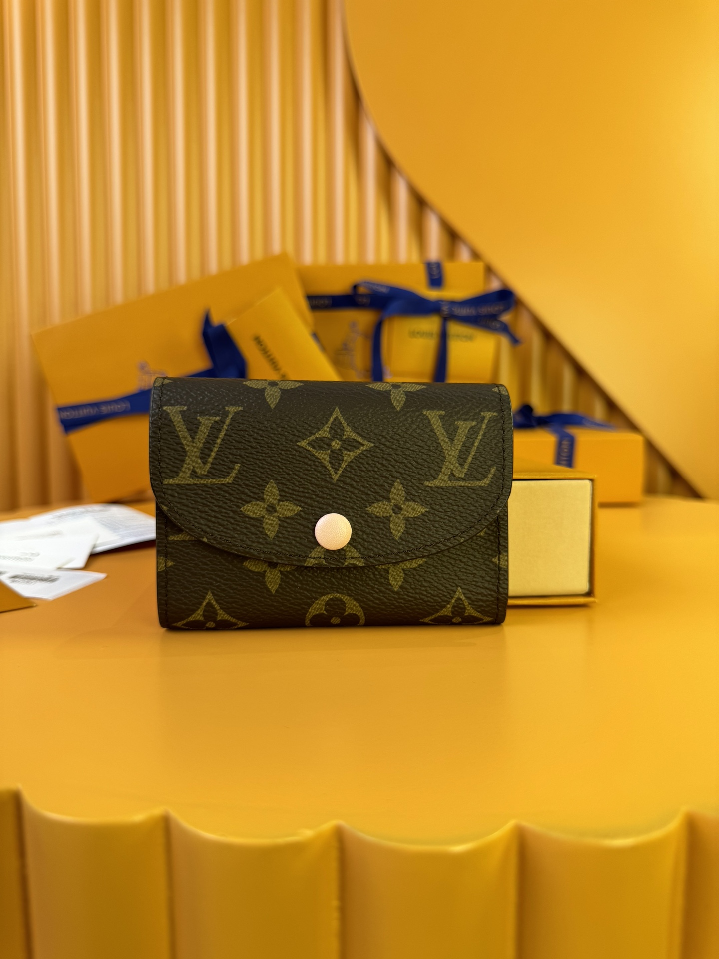 NO:674636,M62361 Pink Bean 'Special Duty Free' [Official special edition·First-class material·All-steel hardware·French chips·Full set of packaging] Small and exquisite but extremely practical, this colorful envelope-style coin purse is the perfect companion for modern women in urban life. It is compact and can be easily put into bags or even pockets. 11X8x2.5cm, LV wallet, louis vuitton, wallets19860909M62361粉豆 《特級免稅》[官方专版·一級材料·全鋼五金·法国芯片·全套包裝］用小巧玲珑却极为实用,此款多彩信封式零钱包是现代女性都市生活中的完美伴侣.身材小巧,轻松收入包袋甚至衣袋之中.11X8x2.5cm,LV钱包,louis vuitton,wallets,欧美剧