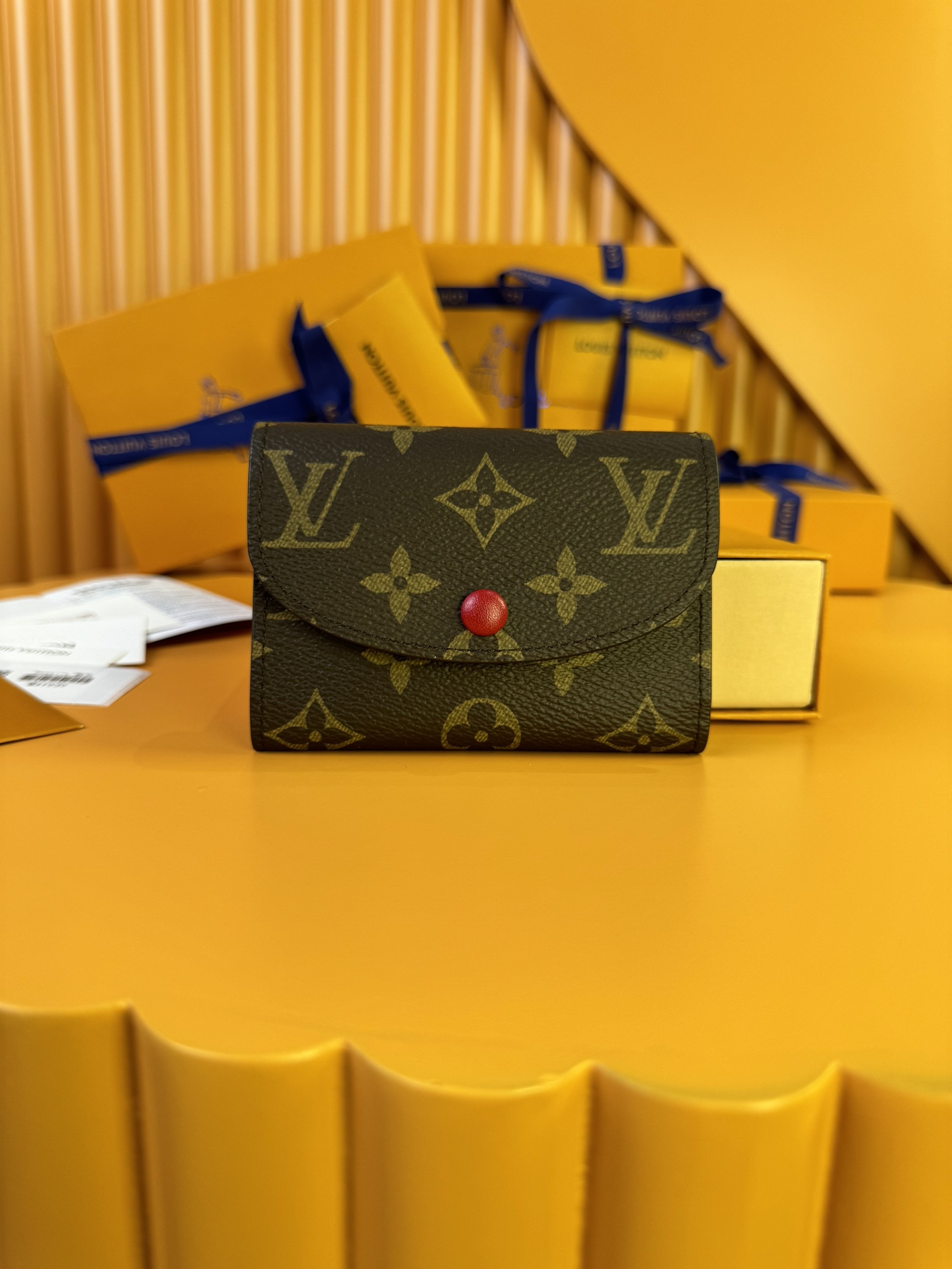 NO:674642,M41939 Purple Bean 'Special Duty Free' [Official special edition·First-class material·All-steel hardware·French chips·Full set of packaging] Small and exquisite but extremely practical, this colorful envelope-style coin purse is the perfect companion for modern women in urban life. It is compact and can be easily put into bags or even pockets. 11X8x2.5cm, LV wallet, louis vuitton, wallets19860909M41939紫豆 《特級免稅》[官方专版·一級材料·全鋼五金·法国芯片·全套包裝］用小巧玲珑却极为实用,此款多彩信封式零钱包是现代女性都市生活中的完美伴侣.身材小巧,轻松收入包袋甚至衣袋之中.11X8x2.5cm,LV钱包,louis vuitton,wallets,欧美剧