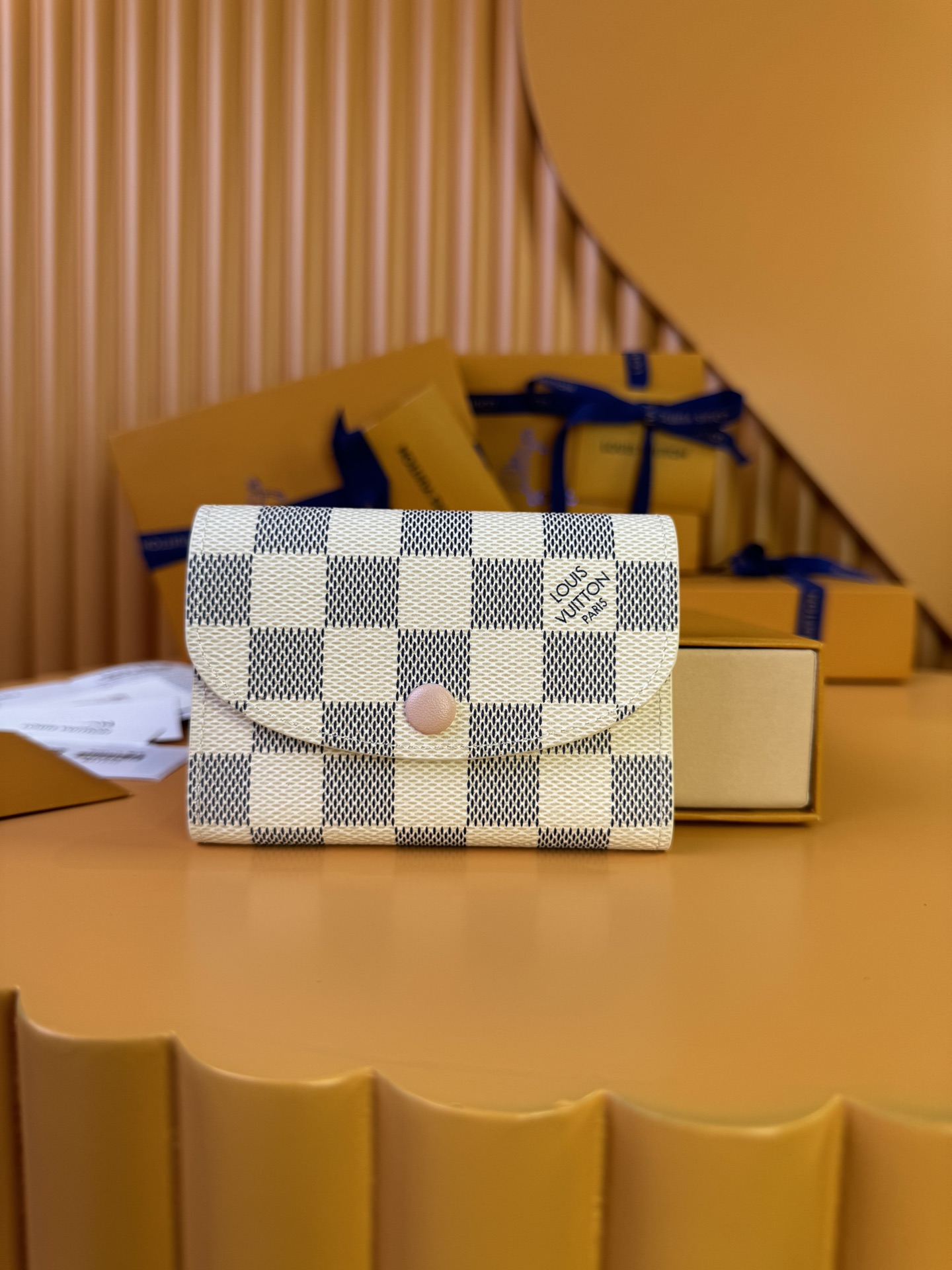 NO:674631,N61276 Pink Bean 'Special Duty Free' [Official special edition·First-class material·All-steel hardware·French chips·Full set of packaging] Small and exquisite but extremely practical, this colorful envelope-style coin purse is the perfect companion for modern women in urban life. It is small and can be easily put into bags or even pockets. 11.0x8.0x2.5cm 168520190 Made in blue Damier canvas, this Rosalie wallet is a feminine charm with elegant proportions and slightly rounded folds. The canvas is padded with colorful cowhide patterns. The interior offers two card slots and a zippered wallet. 11x 8 x 2.5cm, LV wallet, louis vuitton, wallets, cowhide19860909N61276粉豆《特級免稅》[官方专版·一級材料·全鋼五金·法国芯片·全套包裝］小巧玲珑却极为实用,此款多彩信封式零钱包是现代女性都市生活中的完美伴侣.身材小巧,轻松收入包袋甚至衣袋之中.11.0x8.0x2.5cm 168520190用蓝色的Damier帆布制成,这款罗莎莉钱包是一个女性化的小饰品,优雅的比例和略微圆润的折叠.画布上配有五颜六色的牛皮花纹衬垫.内部提供两个卡槽和一个带拉链的钱包.11x 8 x2.5cm,LV钱包,louis vuitton,wallets,cowhide,欧美剧