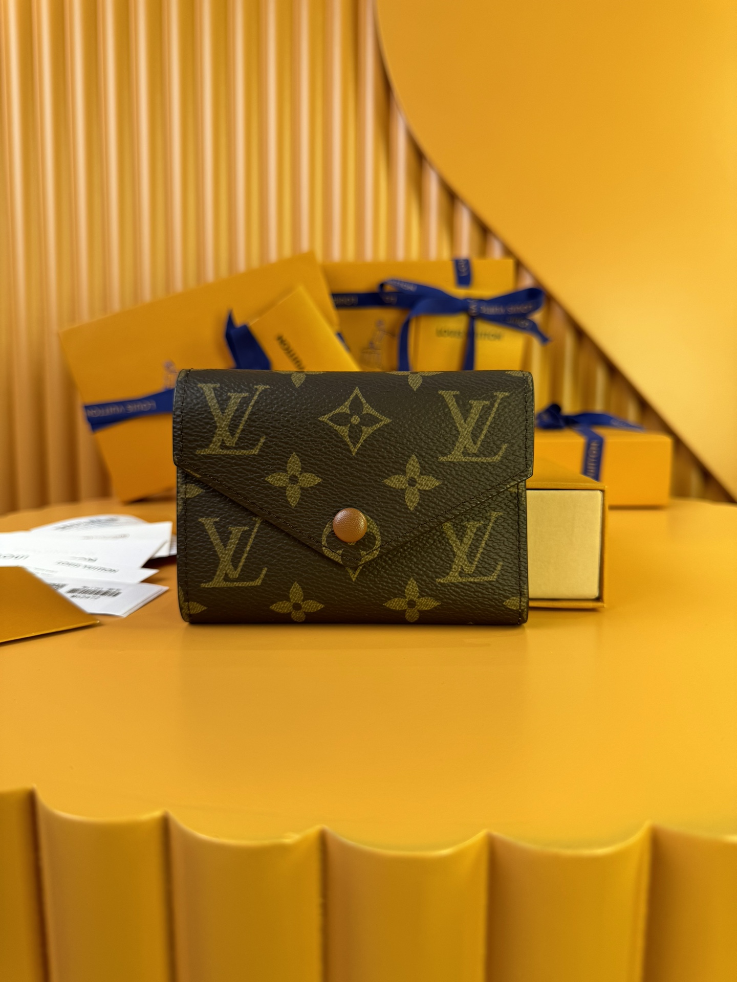 NO:674509,M62472 Brown Beans 'Special Duty Free' [Official special edition·First-class material·All-steel hardware·French chips·Full set of packaging] This Victorine wallet is made of Monogram canvas and includes functional elements in a soft and graceful style. It has a card compartment and pockets for banknotes and coins. 12x9.5x2.5cm, LV wallet, louis vuitton, wallets19860909M62472棕豆 《特級免稅》[官方专版·一級材料·全鋼五金·法国芯片·全套包裝］ 本款 Victorine 钱夹取材Monogram帆布,以柔婉格调囊括功能元素,内设卡片夹层和收纳纸钞及硬币的口袋.12x9.5x2.5cm,LV钱包,louis vuitton,wallets,欧美剧