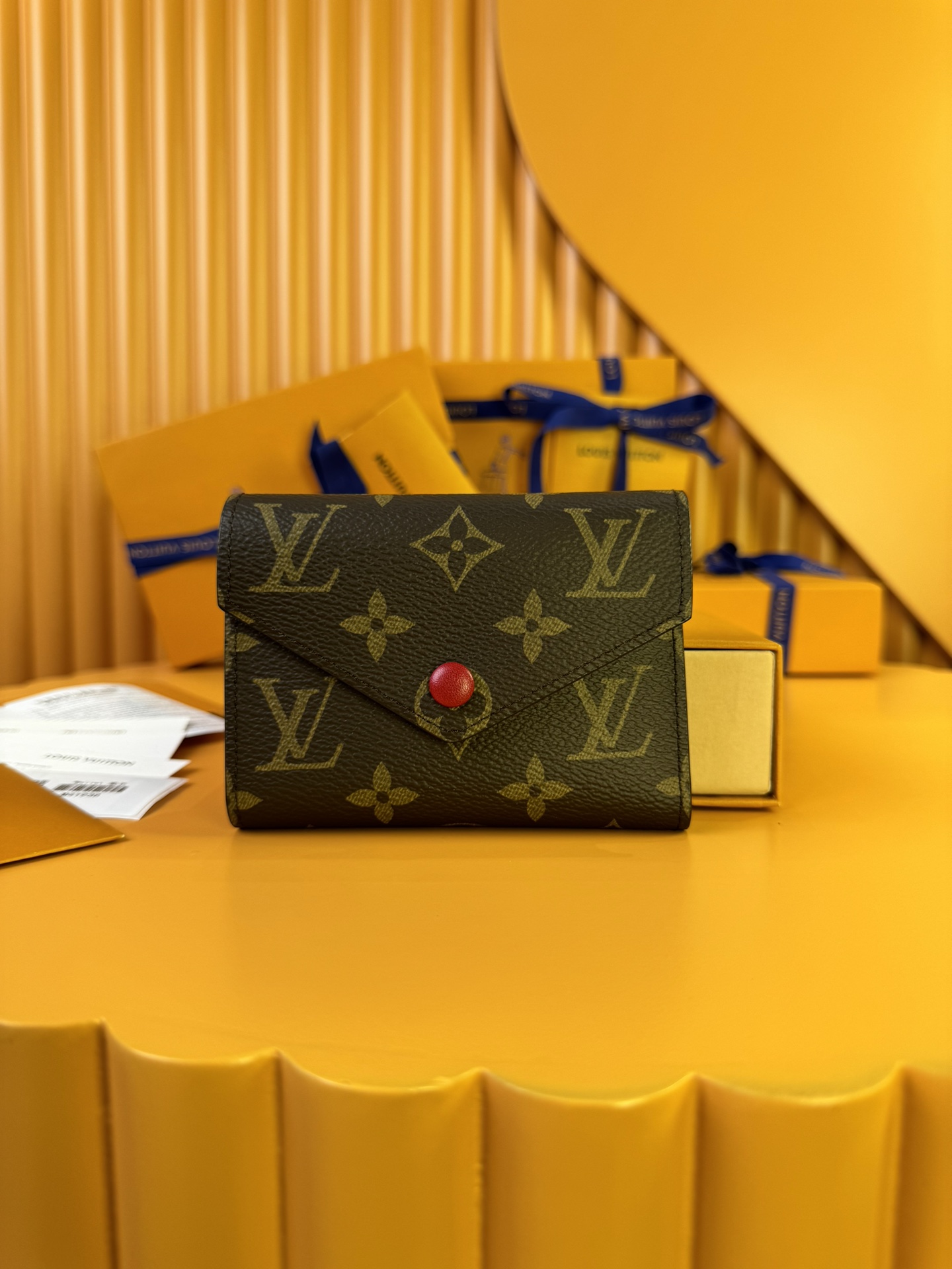 NO:674643,M41938 Purple Bean 'Special Duty Free' [Official special edition·First-class material·All-steel hardware·French chips·Full set of packaging] This Victorine wallet is made of Monogram canvas, with functional elements in a soft and graceful style. It has a card compartment and pockets for banknotes and coins. 12x9.5x2.5cm, LV wallet, louis vuitton, wallets19860909M41938紫豆《特級免稅》[官方专版·一級材料·全鋼五金·法国芯片·全套包裝］ 本款 Victorine 钱夹取材Monogram帆布,以柔婉格调囊括功能元素,内设卡片夹层和收纳纸钞及硬币的口袋.12x9.5x2.5cm,LV钱包,louis vuitton,wallets,欧美剧