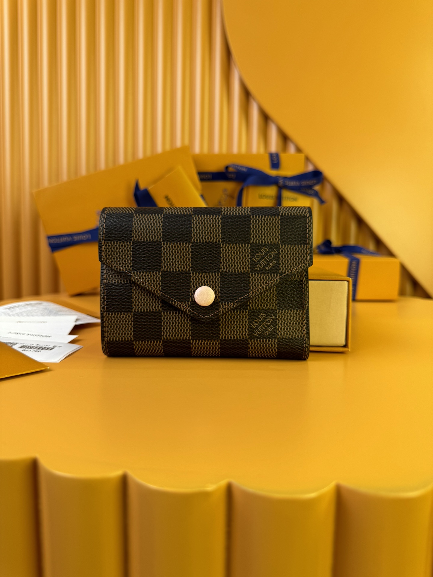 NO:674641,N61700 Pink Beans 'Special Duty Free' [Official special edition·First-class material·All-steel hardware·French chips·Full set of packaging] This Victorine wallet is made of Damier Ebene coated canvas. It is designed with a sophisticated envelope-style opening function and can accommodate banknotes and cards. It is equipped with a side zipper coin bag. 12x9.5x2.5cm, LV wallet, louis vuitton, wallets19860909N61700粉豆 《特級免稅》[官方专版·一級材料·全鋼五金·法国芯片·全套包裝］ 本款Victorine 钱夹取材Damier Ebene涂层帆布,以精巧信封式构型开启功能设计,可容纳纸钞和卡片,搭配侧面拉链零钱袋.12x9.5x2.5cm,LV钱包,louis vuitton,wallets,欧美剧