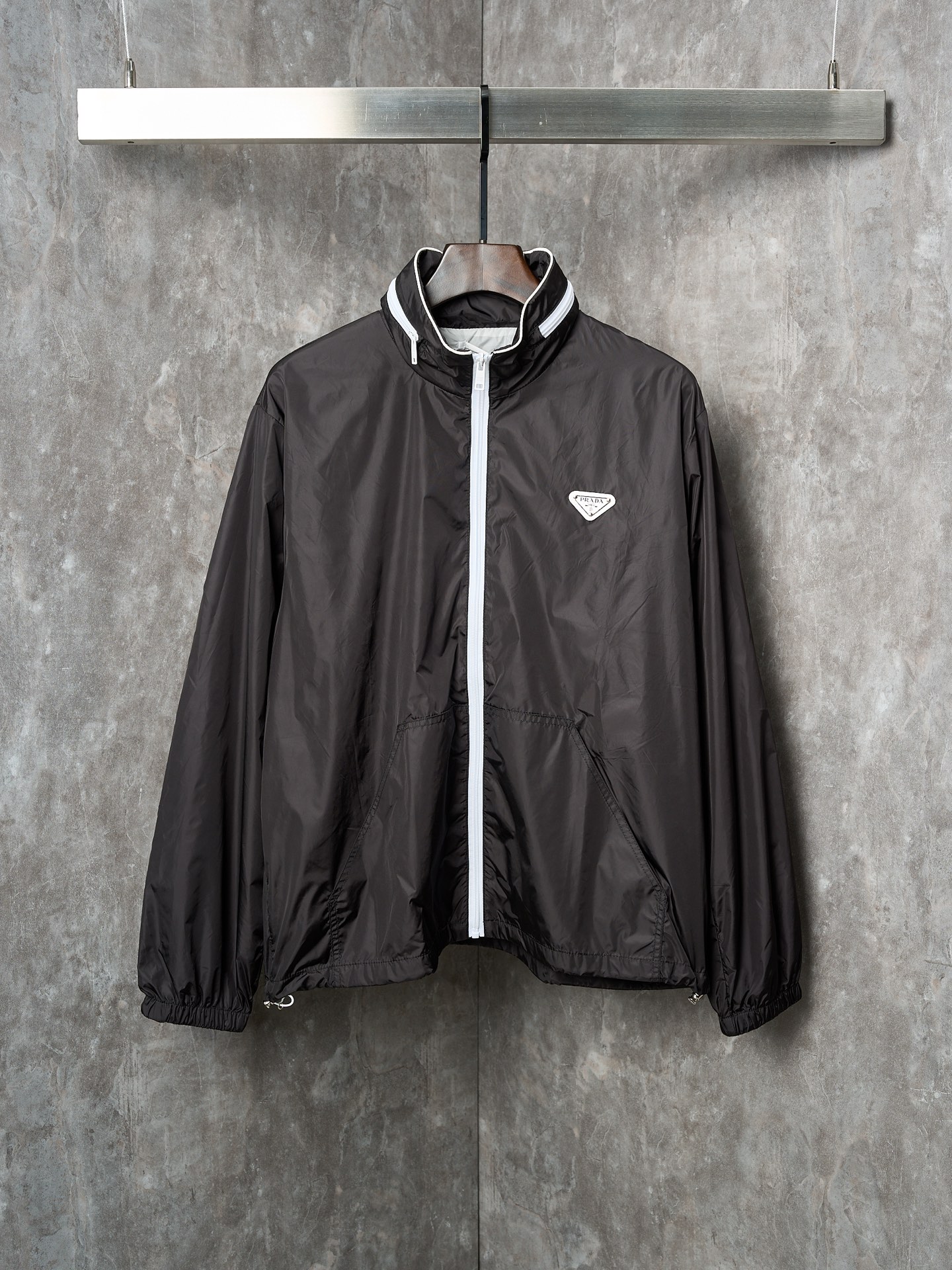 NO:954729,[In-kind auction] PRADA/Prada nylon white zipper white label hooded light windbreaker jacket [Ready stock] M~3XL,, prada, prada, jackets & coats, hats,19860909【实物挂拍】PRADA/普拉达 尼龙白拉链白标带帽轻薄风衣外套【现货】M~3XL,,prada,prada,jackets & coats,hats,,Men's clothing