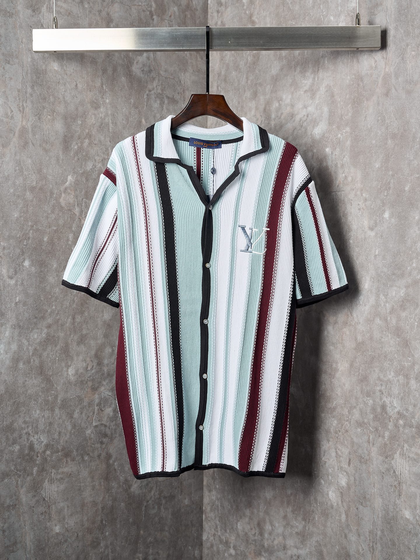 P220 【Artículo real fotografiado】LV/Louis Vuitton Camisa de manga corta con degradado de letras y ganchillo de rayas 【E…