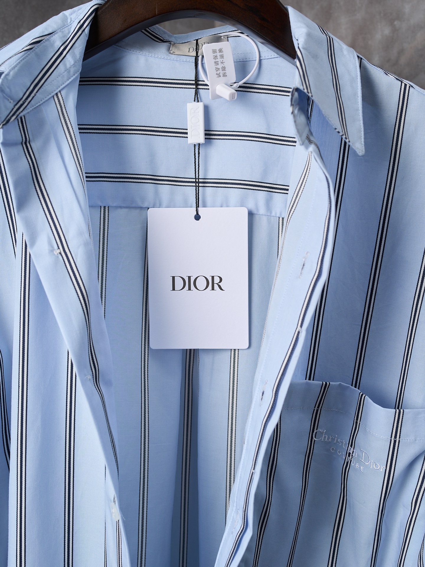 P200
实物挂拍】DIOR/迪奥 Christian Dior Couture标语刺绣蓝色条纹衬衫
【现货】39 40 41 42
定制1:1雅韵织锦条纹棉 条纹清晰 色泽亮丽 细腻柔软
人体学立体对位裁剪 确保线与线之间的精确对位 回归传统工艺手法 通过分割 折叠 抽缩 拉展技术手法 做工复杂 繁琐 时效慢 损耗高