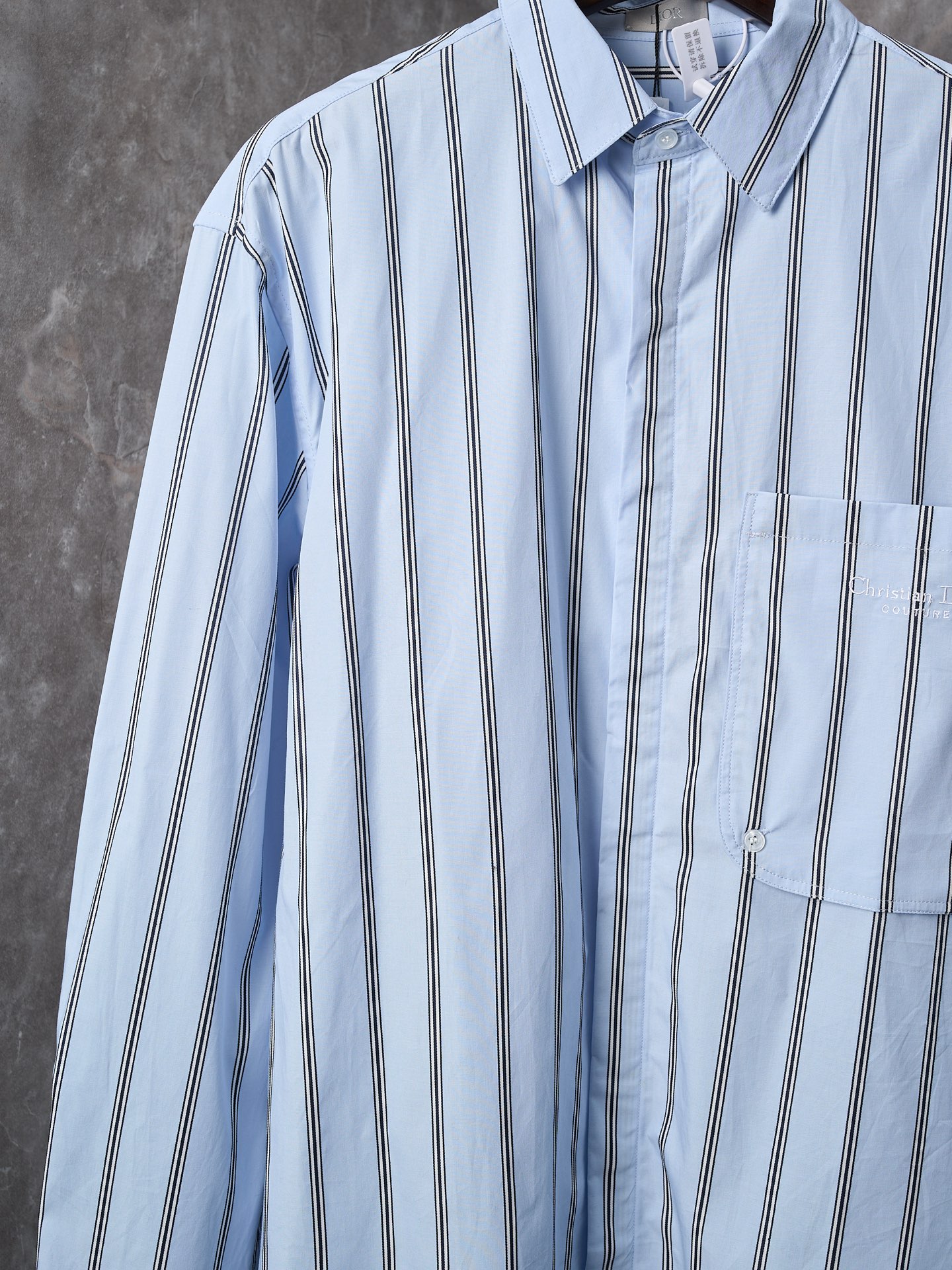 P200
实物挂拍】DIOR/迪奥 Christian Dior Couture标语刺绣蓝色条纹衬衫
【现货】39 40 41 42
定制1:1雅韵织锦条纹棉 条纹清晰 色泽亮丽 细腻柔软
人体学立体对位裁剪 确保线与线之间的精确对位 回归传统工艺手法 通过分割 折叠 抽缩 拉展技术手法 做工复杂 繁琐 时效慢 损耗高