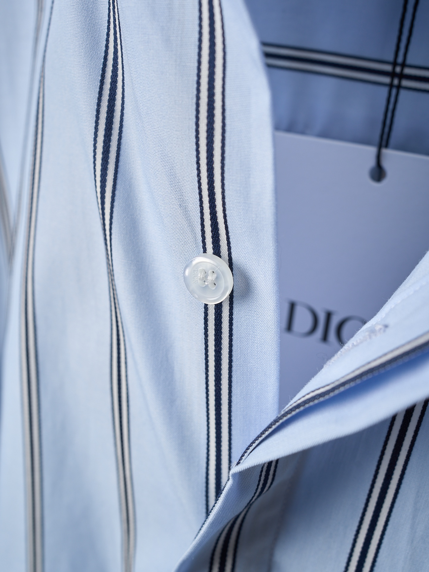 P200
实物挂拍】DIOR/迪奥 Christian Dior Couture标语刺绣蓝色条纹衬衫
【现货】39 40 41 42
定制1:1雅韵织锦条纹棉 条纹清晰 色泽亮丽 细腻柔软
人体学立体对位裁剪 确保线与线之间的精确对位 回归传统工艺手法 通过分割 折叠 抽缩 拉展技术手法 做工复杂 繁琐 时效慢 损耗高