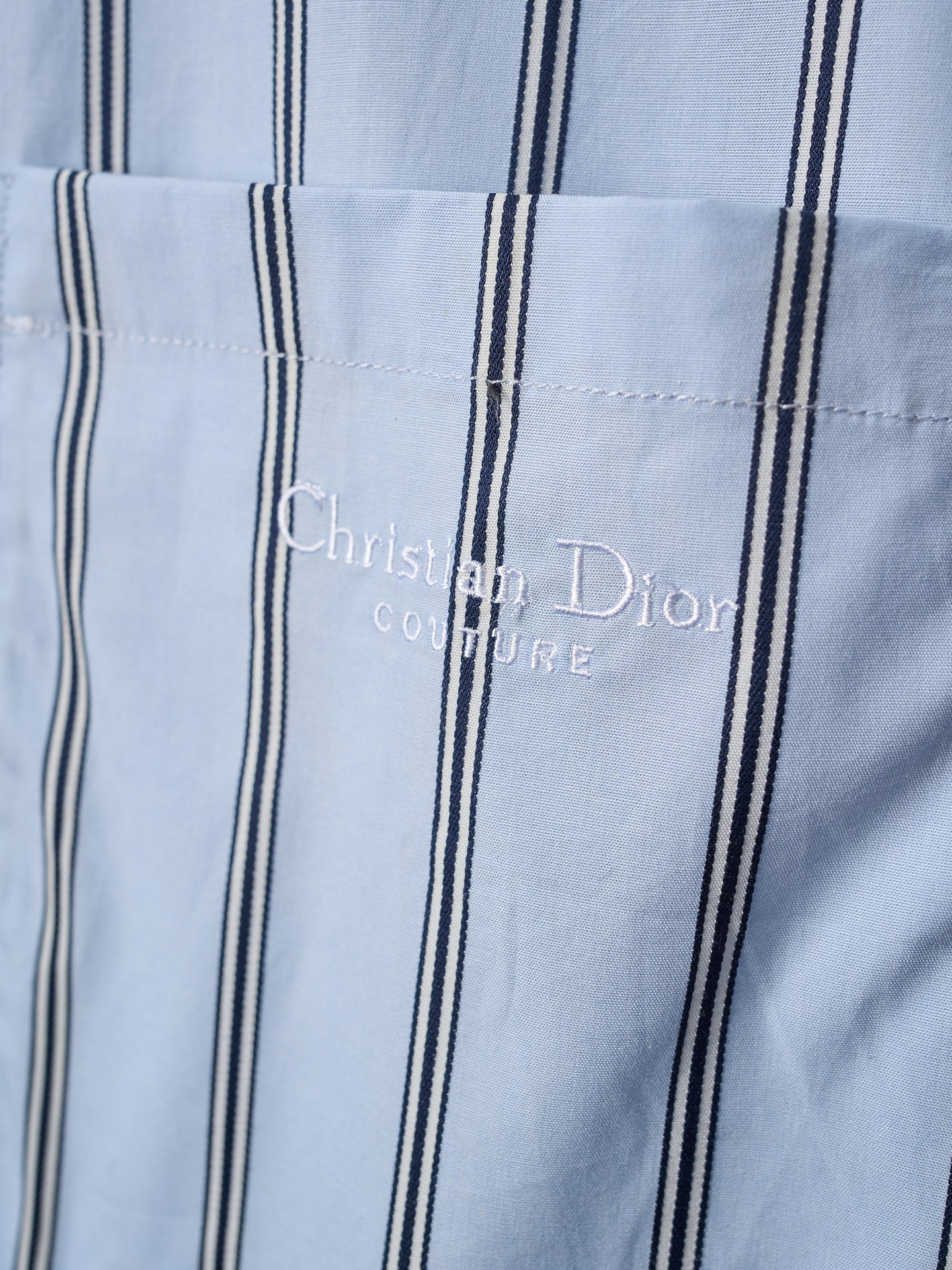 P200
实物挂拍】DIOR/迪奥 Christian Dior Couture标语刺绣蓝色条纹衬衫
【现货】39 40 41 42
定制1:1雅韵织锦条纹棉 条纹清晰 色泽亮丽 细腻柔软
人体学立体对位裁剪 确保线与线之间的精确对位 回归传统工艺手法 通过分割 折叠 抽缩 拉展技术手法 做工复杂 繁琐 时效慢 损耗高