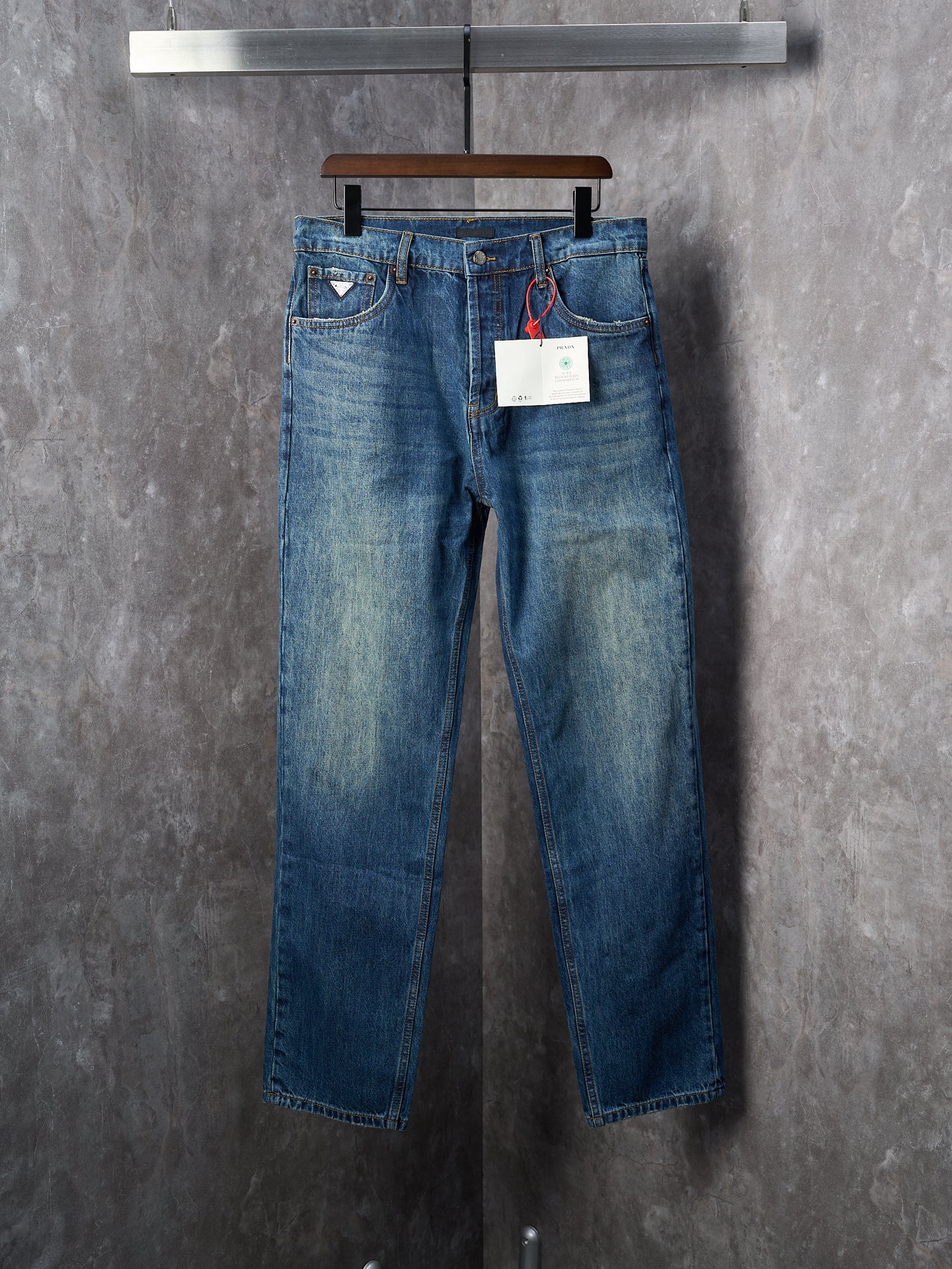 Prada Jean Denim Délavé avec Logo Triangle, Coupe Droite et Confortable