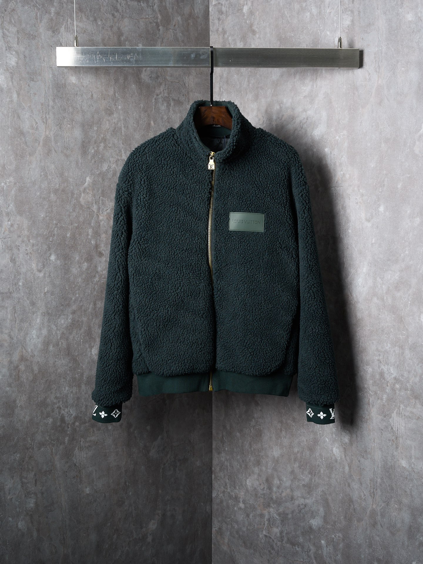 【实物挂拍】LV/路易威登 DAMIER 绒面束腰夹克(最高版本) 【现货】XS S M L 本款绒面束腰夹克取材绵羊毛混纺,于 2025秋冬秀场的 DamielBuffalo 格纹融入 Monogram 花卉,可为夏夜造型注入潮流笔触. 泰迪面料通过结合聚酯纤维的耐用性、改性聚丙烯腈纤维的柔软性和保暖性,以及绵羊毛的天然舒适感,创造出了一种实用性较高织物. 棋盘格子对色染毛格子提花编织,织片后再拉毛、梳毛、剪毛等多种复杂工艺加工处理,做到蓬松密集、而又不易掉毛起球,纤维强度高、手感爽滑;材料回弹质感极佳. 高级定染针织面料,粘胶纤维吸湿性能高,较易于染色,具有较好的舒适性.铜氨纤维耐磨性和耐疲劳性比粘胶纤维好,吸水量也比粘胶高,手感柔软、光泽柔和有真丝感.