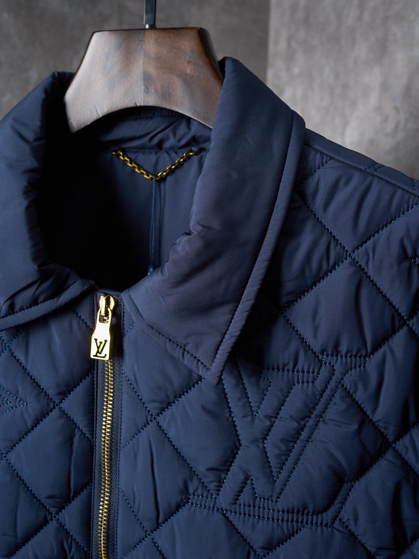 【实物挂拍】LV/路易威登 MONOGRAM 绗缝夹克式衬衫拉链棉服外套 【现货】 S M L XL 本款绗缝夹克式衬衫取材科技面料,以 Macro Monogram 刺绣注入摩登意味.轻盈衬垫倍添暖意,双向拉链成就灵活设计.可单独穿着,亦可外搭大衣.休闲版型100% 聚酯纤维,内衬:100%棉,填充物:100%聚酯纤维明线标识绗缝 全内衬 按扣袖口 双向拉链前襟镶边口袋,配有隐藏式按扣 内袋