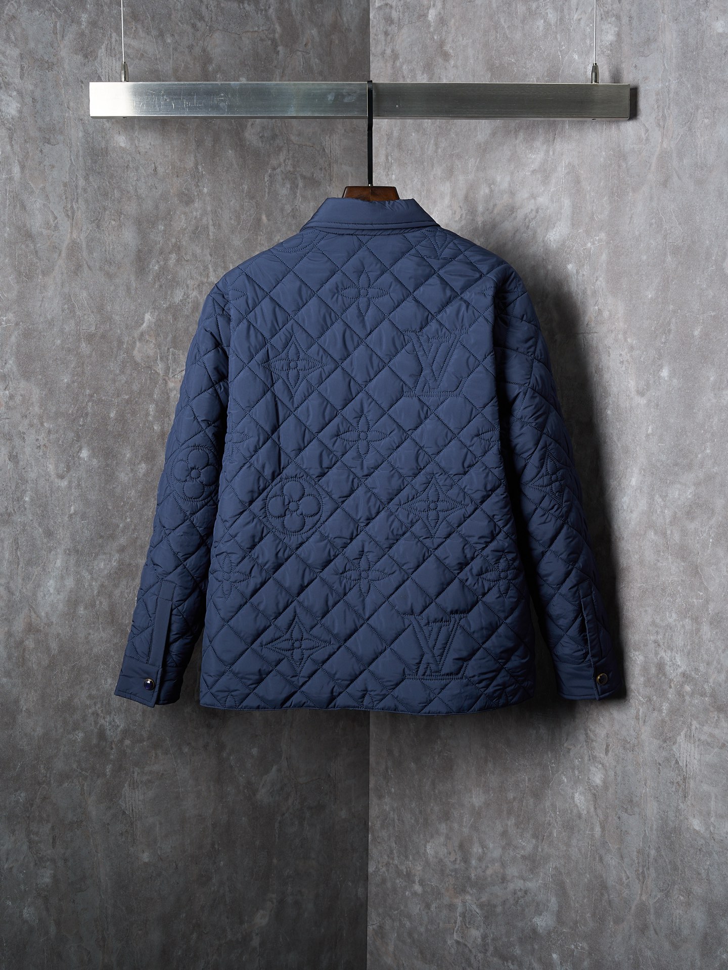 【实物挂拍】LV/路易威登 MONOGRAM 绗缝夹克式衬衫拉链棉服外套 【现货】 S M L XL 本款绗缝夹克式衬衫取材科技面料,以 Macro Monogram 刺绣注入摩登意味.轻盈衬垫倍添暖意,双向拉链成就灵活设计.可单独穿着,亦可外搭大衣.休闲版型100% 聚酯纤维,内衬:100%棉,填充物:100%聚酯纤维明线标识绗缝 全内衬 按扣袖口 双向拉链前襟镶边口袋,配有隐藏式按扣 内袋