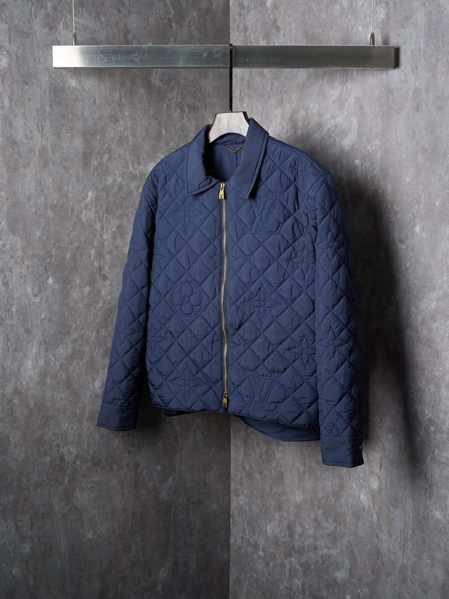 【实物挂拍】LV/路易威登 MONOGRAM 绗缝夹克式衬衫拉链棉服外套 【现货】 S M L XL 本款绗缝夹克式衬衫取材科技面料,以 Macro Monogram 刺绣注入摩登意味.轻盈衬垫倍添暖意,双向拉链成就灵活设计.可单独穿着,亦可外搭大衣.休闲版型100% 聚酯纤维,内衬:100%棉,填充物:100%聚酯纤维明线标识绗缝 全内衬 按扣袖口 双向拉链前襟镶边口袋,配有隐藏式按扣 内袋