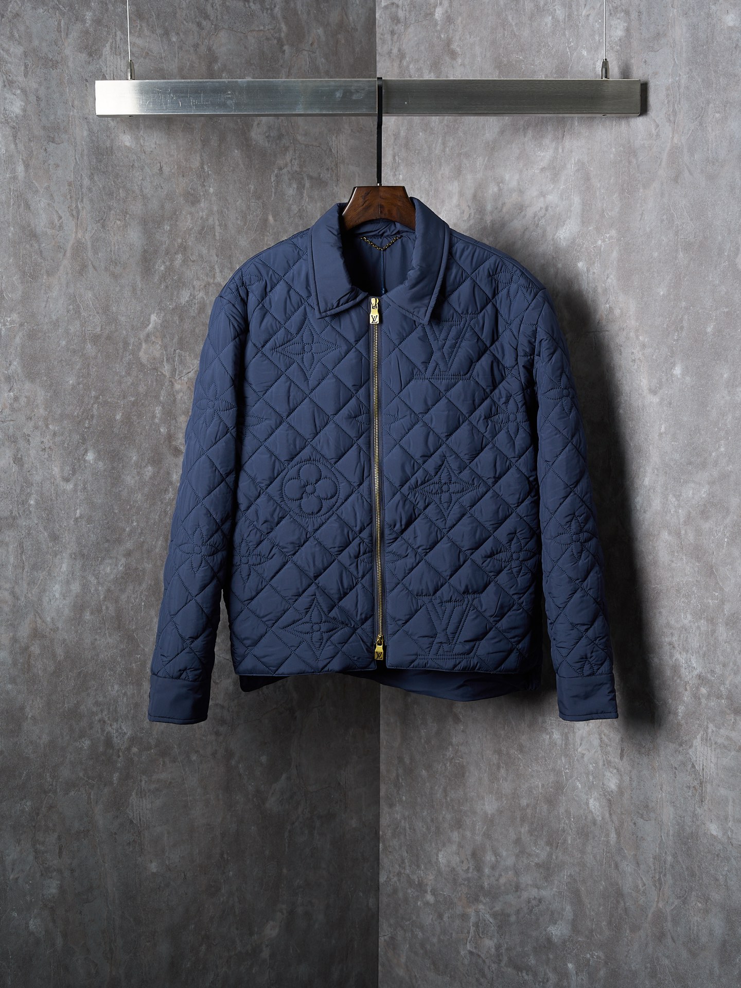 【实物挂拍】LV/路易威登 MONOGRAM 绗缝夹克式衬衫拉链棉服外套 【现货】 S M L XL 本款绗缝夹克式衬衫取材科技面料,以 Macro Monogram 刺绣注入摩登意味.轻盈衬垫倍添暖意,双向拉链成就灵活设计.可单独穿着,亦可外搭大衣.休闲版型100% 聚酯纤维,内衬:100%棉,填充物:100%聚酯纤维明线标识绗缝 全内衬 按扣袖口 双向拉链前襟镶边口袋,配有隐藏式按扣 内袋