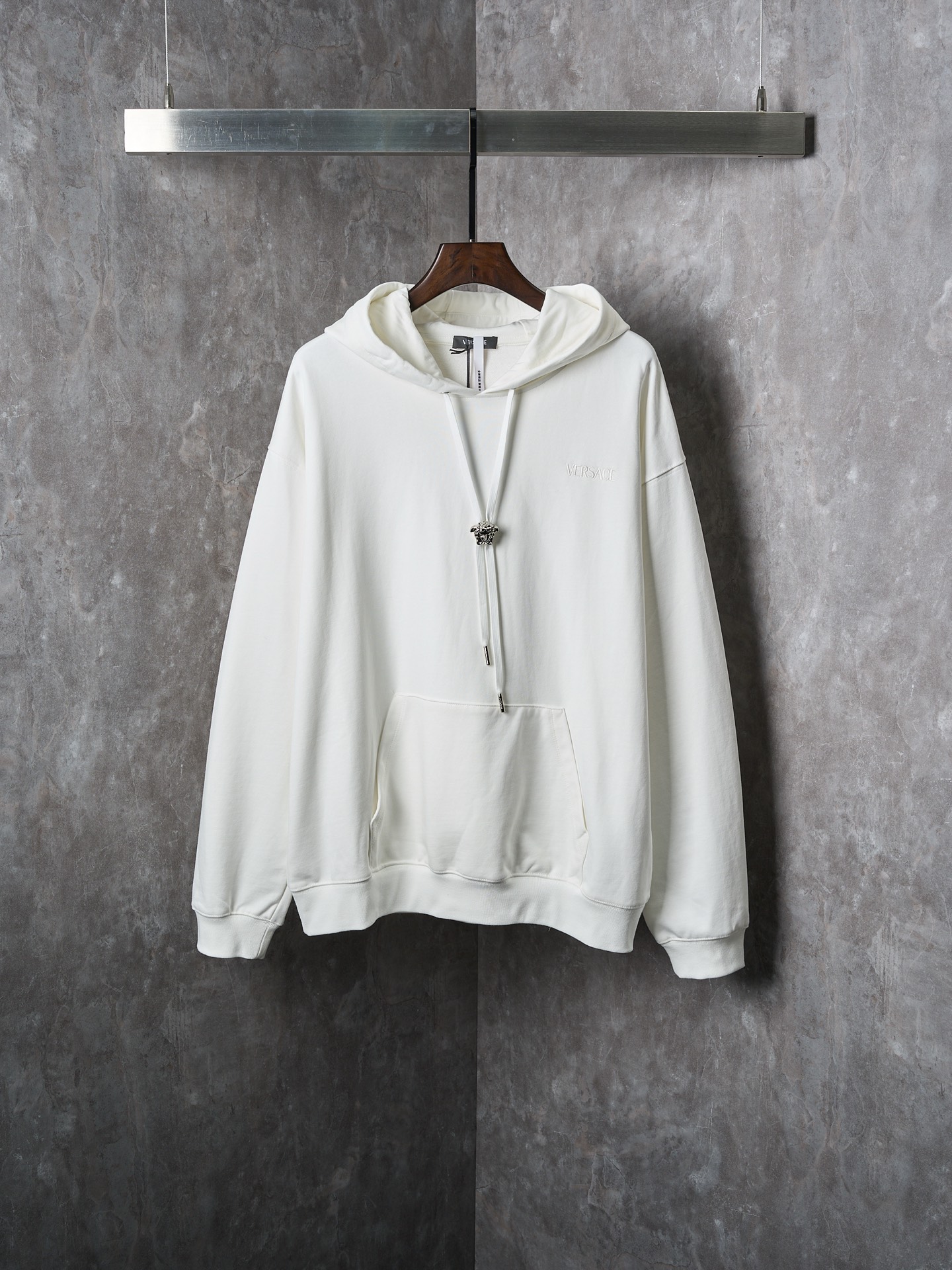 P285



【实物挂拍】VERSACE/范思哲 纯色套头连帽字母刺绣长袖卫衣


【现货】S M L XL

正品3459购入开发，21支精梳棉双纱卫衣面料，1*1无根罗纹，面料酵洗，进口刺绣，定制1：1鸡眼，定制1：1弹簧饰品，定制1：1商标，宽松版型