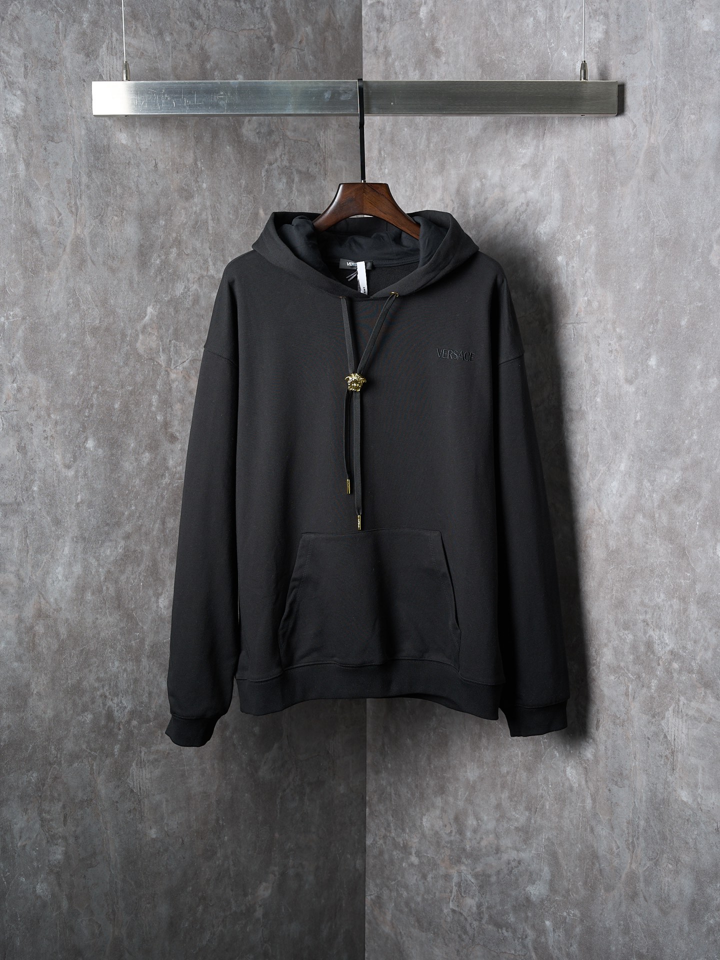 P285



【实物挂拍】VERSACE/范思哲 纯色套头连帽字母刺绣长袖卫衣


【现货】S M L XL

正品3459购入开发，21支精梳棉双纱卫衣面料，1*1无根罗纹，面料酵洗，进口刺绣，定制1：1鸡眼，定制1：1弹簧饰品，定制1：1商标，宽松版型