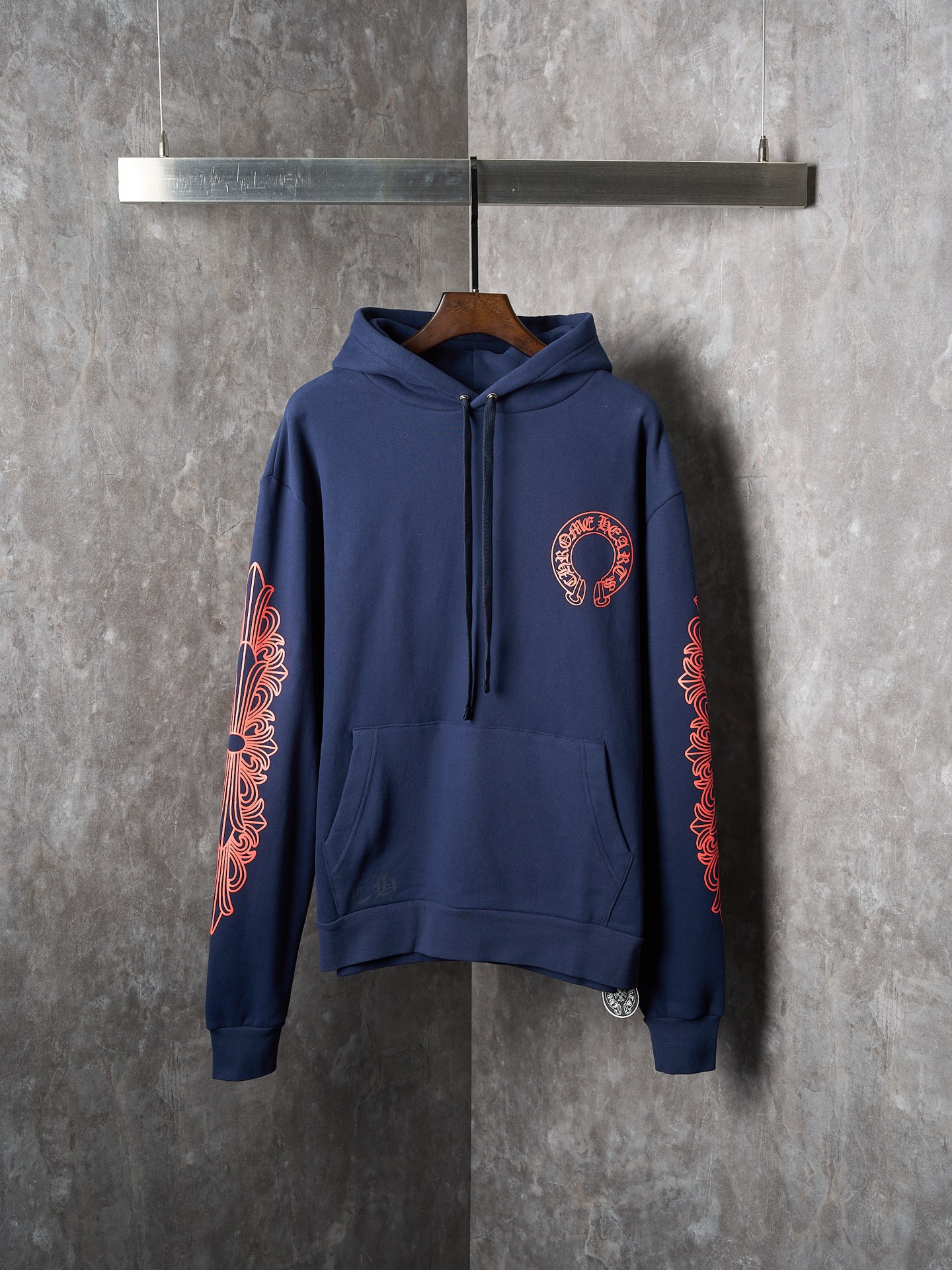 【实物挂拍】Chrome Hearts/克罗心 红色马蹄印花连帽卫衣 【现货】S M L XL 澳绒柔缎科技棉 质感卓越 舒适贴肤 一抹午夜海军蓝浸染 低调贵气 三种形态的红色马蹄花写实 如同潮流的火焰墨在宣纸上自然晕染 掌控视觉焦点 从具象图腾到抽象光斑 低语着我即规则的摇滚圣谕 一场关于穿着即表演的叛逆仪式 采用胶浆印花 印花经过三次菲林网板修改 使用胶浆液体涂料在织物上打印图案 烘烤织物以固定印刷图案 面料都经过浇洗 手感质感更佳 不易变形 不易缩水 不易褪色 保持长久的美观,宽松版型