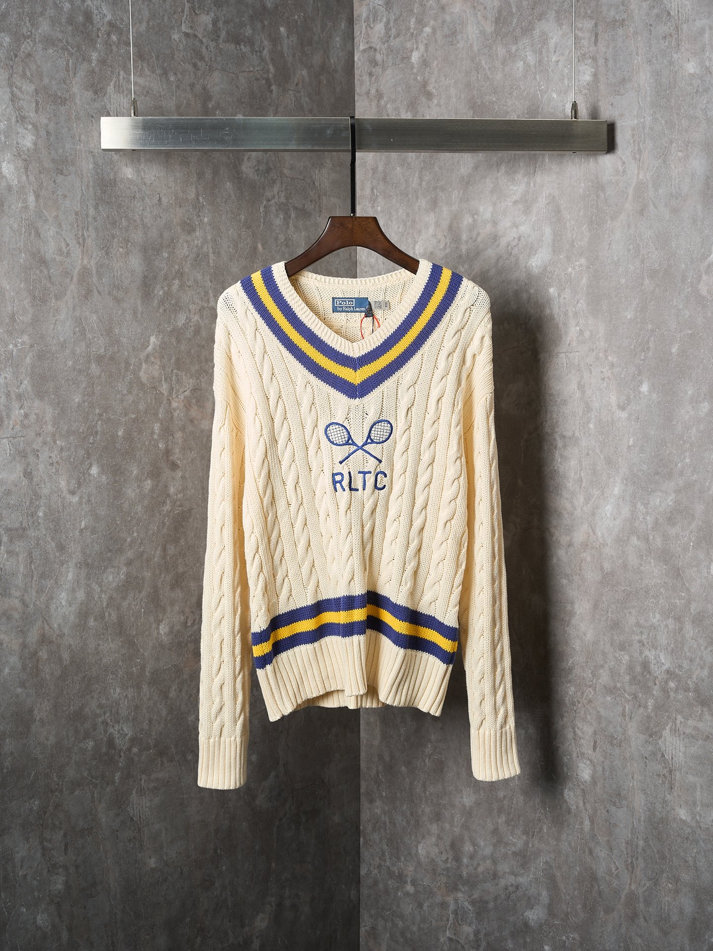 P305
【实物挂拍】Ralph Lauren/拉夫劳伦 网球绞花编结长袖V领毛衣
【现货】S M L XL
定织绞纹厚织羊毛料 纹理细腻 舒适贴肤 以柔和的奶油色为主色调 纯净而温润 带着一丝甜美的慵懒感 经典的绞花编结结构设计注入灵魂 V领巧妙设计 以藏青与明黄条纹勾勒边缘 彰显出高贵与不凡 胸前交叉的网球拍图案与RLTC字样 是品牌对运动精神的巧妙致敬 带着自由与活力的气息 辨识度十足 以独到细节诠释高端格调 绘就了一幅令人心醉神迷的艺术画卷
采用进口机刺绣工艺 使用先进的计算机控制系统和精密的机械部件 实现网球拍图案与RLTC字样刺绣作业 精度高 线条流畅而细腻
立体绞花精织 通过对线圈的巧妙移位和交织 将相邻的线圈进行交叉移位 形成绞花的扭曲效果 线条流畅规整 耗时费力
成衣洗水加软去味工艺 通过专业的洗涤设备和特定的洗涤剂 对衣物进行深度清洁和去味处理 改善衣物的手感和外观,合身版型