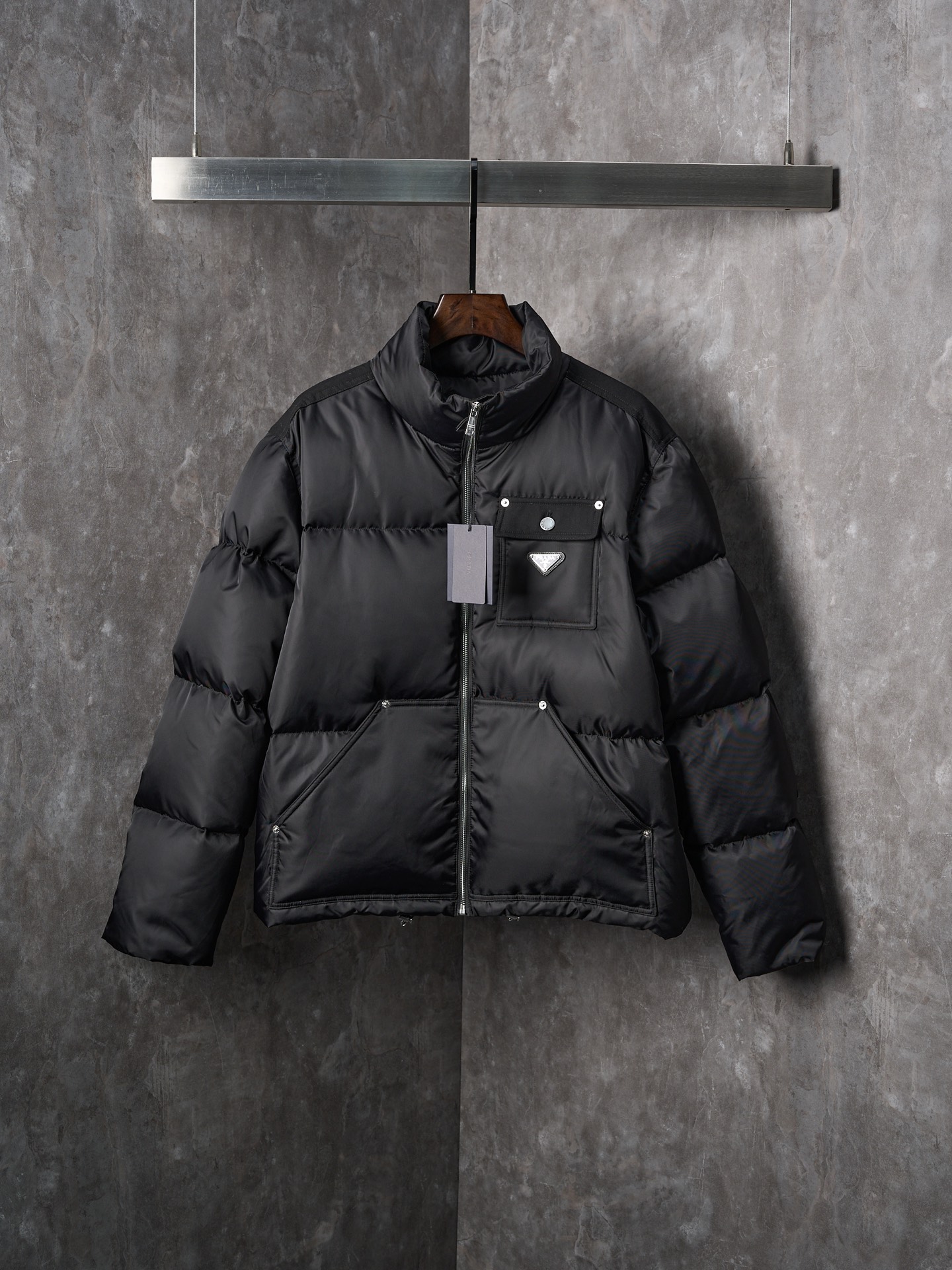 NO:653751,[Real object hanging] PRADA/Prada nylon triangle label flip-pocket zipper stand collar splicing down jacket [Ready stock] M~3XL Re-Nylon short down jacket uses environmentally friendly Re-Nylon material. The use of this material reduces the demand for new resources and reduces environmental pollution. The fabric density is very high, with strong tear resistance and strong stiffness and wear resistance.  Focusing on fashionable design, it not only shows the wearer's figure, but also ensures the convenience of movement. Its unique tailoring and line design make the jacket keep warm while also showing a sense of fashion. The details are exquisitely processed, such as zippers, pockets, cuffs and other parts are carefully designed, which is both practical and beautiful. At the same time, the brand logo also reflects the high quality and unique style of the P family. It uses copper snap buttons and stainless steel triangle marks.  High-quality stitching and advanced sewing equipment are used to ensure the durability and beauty of the jacket. At the same time, the filling of 90 white duck down has also been strictly screened and evenly distributed to ensure a good thermal insulation effect. Craftsmanship details Every detail is paid attention to during the production process, from material selection to sewing process, which is strictly controlled to ensure quality and durability.,,prada,prada,jackets & coats,jackets & coats,down jacket,alexander wang19860909【实物挂拍】PRADA/普拉达 尼龙三角标翻袋拉链立领拼接羽绒夹克外套【现货】M~3XL Re-Nylon短款羽绒夹克采用环保的Re-Nylon材料,这种材料的使用减少了对新资源的需求,降低了环境污染.面料密度非常高 抗撕扯性强 有较强的挺度和耐磨性 以时尚设计为主,既展现了穿着者的身形,又保证了活动的便利性.其独特的剪裁和线条设计,使得夹克在保暖的同时,也能展现时尚感 细节处理精致在细节处理上非常精致,如拉链、口袋、袖口等部分都经过精心设计,既实用又美观.同时,品牌标识也体现了P家高品质和独特风格.采用铜质四合扣与不锈钢三角标. 采用高品质的缝线和先进的缝制设备,确保夹克的耐用性和美观度.同时,90白鸭绒的填充物也经过严格筛选和均匀分布,保证了良好的保暖效果. 工艺细节生产过程中注重每一个细节,从材料选择到缝制工艺都经过严格把控,确保品质和耐用性.,,prada,prada,jackets & coats,jackets & coats,down jacket,alexander wang,Men's clothing