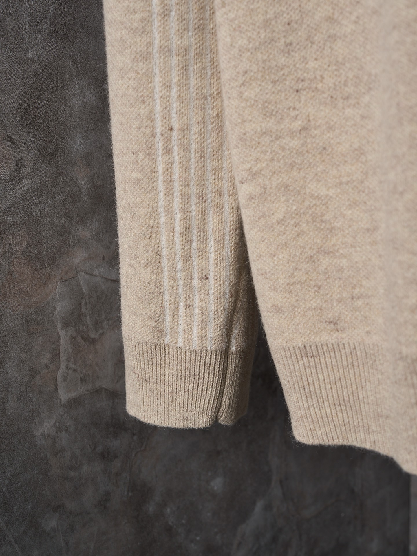 P200


【实物挂拍】LV/路易威登 罗纹绵羊毛半拉链套头毛衣（版本2）


【现货】S M L XL

本款半拉链套头衫取材柔暖绵羊毛混纺，以闲雅格调与经典色彩成就冬季衣橱佳选。衣领内与抵肩处的撞色 Monogram 图案与衣袖下方动感条纹构筑考究细节。可作衬衫或 T 恤，正式休闲两相宜。标准版型

主面料: 面料1: 64% 绵羊毛, 19% 粘胶纤维, 17% 锦纶; 
面料2: 71% 绵羊毛, 15% 粘胶纤维, 14% 锦纶; 
罗纹: 89% 绵羊毛, 10% 锦纶, 1% 氨纶;罗纹衣领内里饰有标识图案，抵肩全幅饰有标识图案，衣袖处下方饰有撞色条纹，罗纹袖口和下摆 半拉链