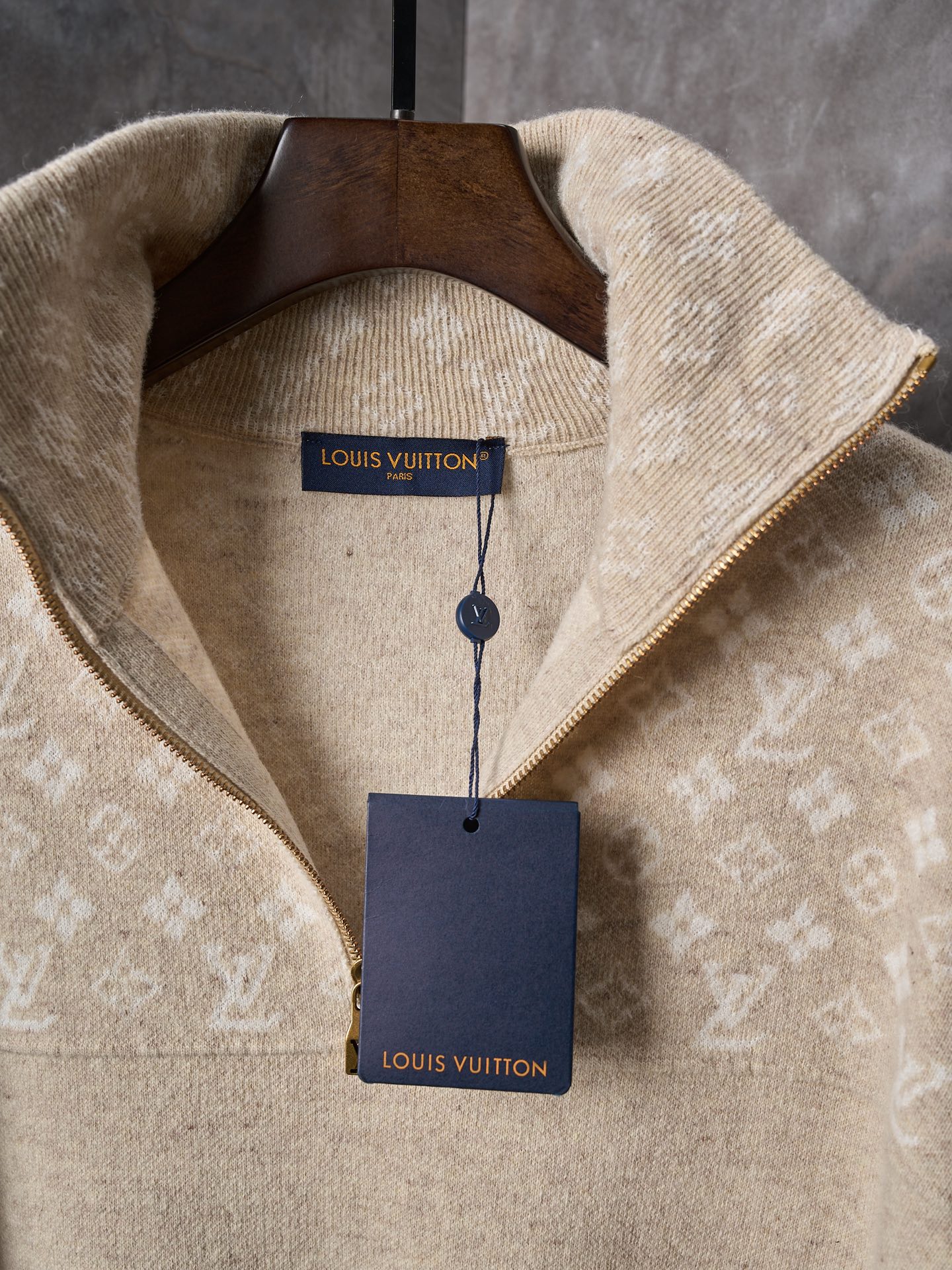 P200


【实物挂拍】LV/路易威登 罗纹绵羊毛半拉链套头毛衣（版本2）


【现货】S M L XL

本款半拉链套头衫取材柔暖绵羊毛混纺，以闲雅格调与经典色彩成就冬季衣橱佳选。衣领内与抵肩处的撞色 Monogram 图案与衣袖下方动感条纹构筑考究细节。可作衬衫或 T 恤，正式休闲两相宜。标准版型

主面料: 面料1: 64% 绵羊毛, 19% 粘胶纤维, 17% 锦纶; 
面料2: 71% 绵羊毛, 15% 粘胶纤维, 14% 锦纶; 
罗纹: 89% 绵羊毛, 10% 锦纶, 1% 氨纶;罗纹衣领内里饰有标识图案，抵肩全幅饰有标识图案，衣袖处下方饰有撞色条纹，罗纹袖口和下摆 半拉链